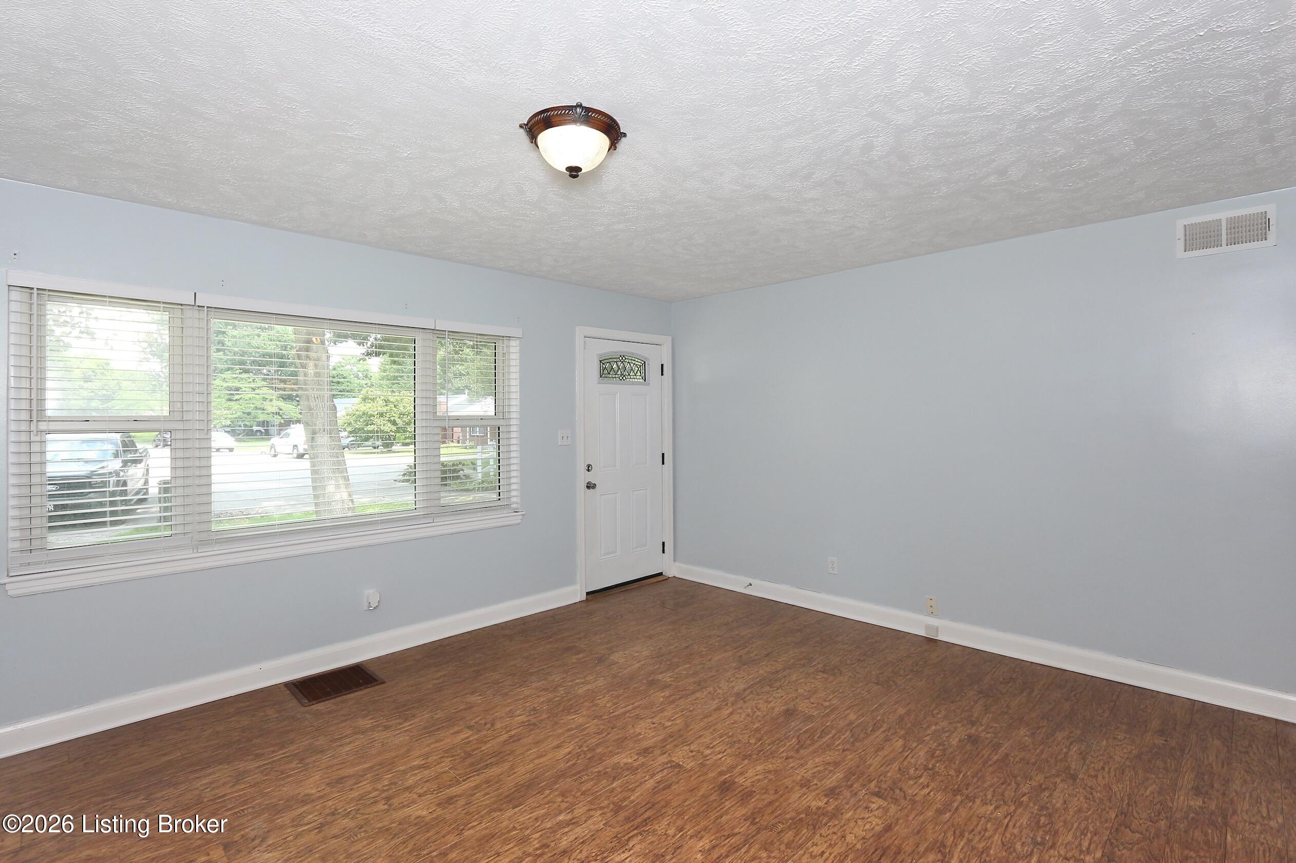 1702 Herby Dr Property Photo 3