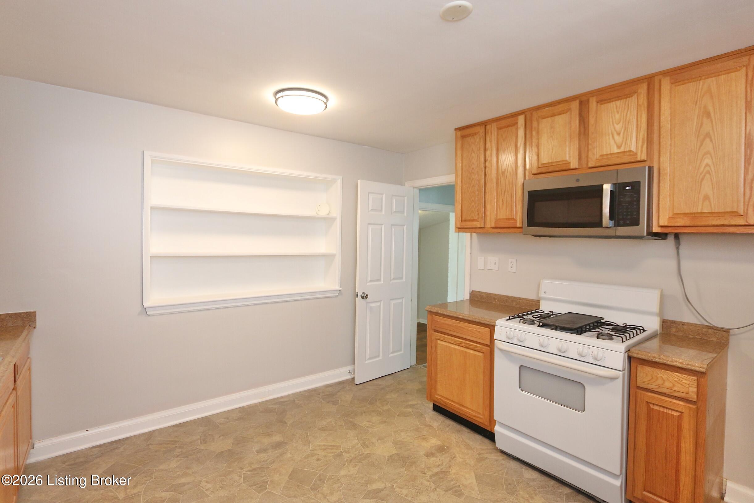 1702 Herby Dr Property Photo 6