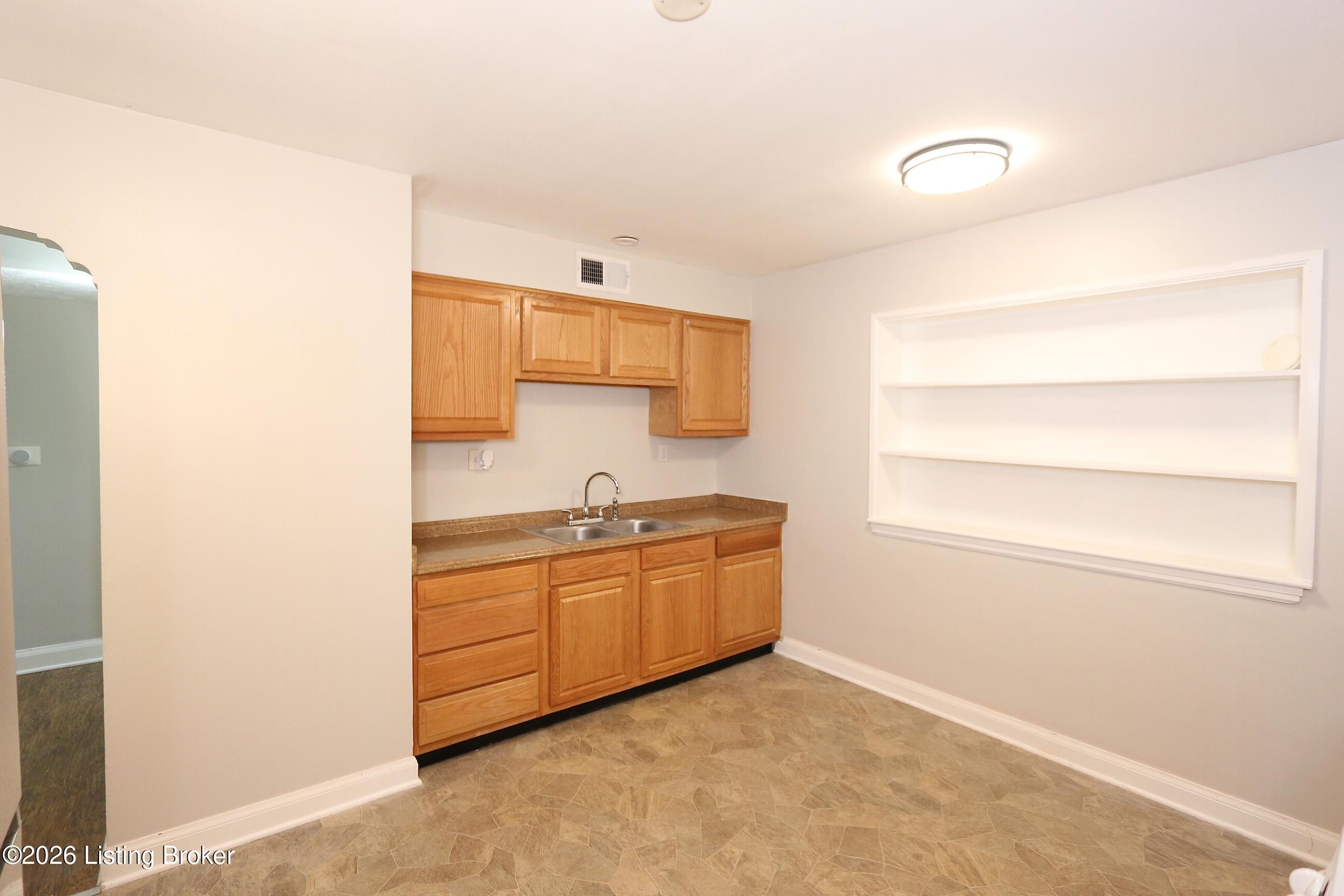 1702 Herby Dr Property Photo 9