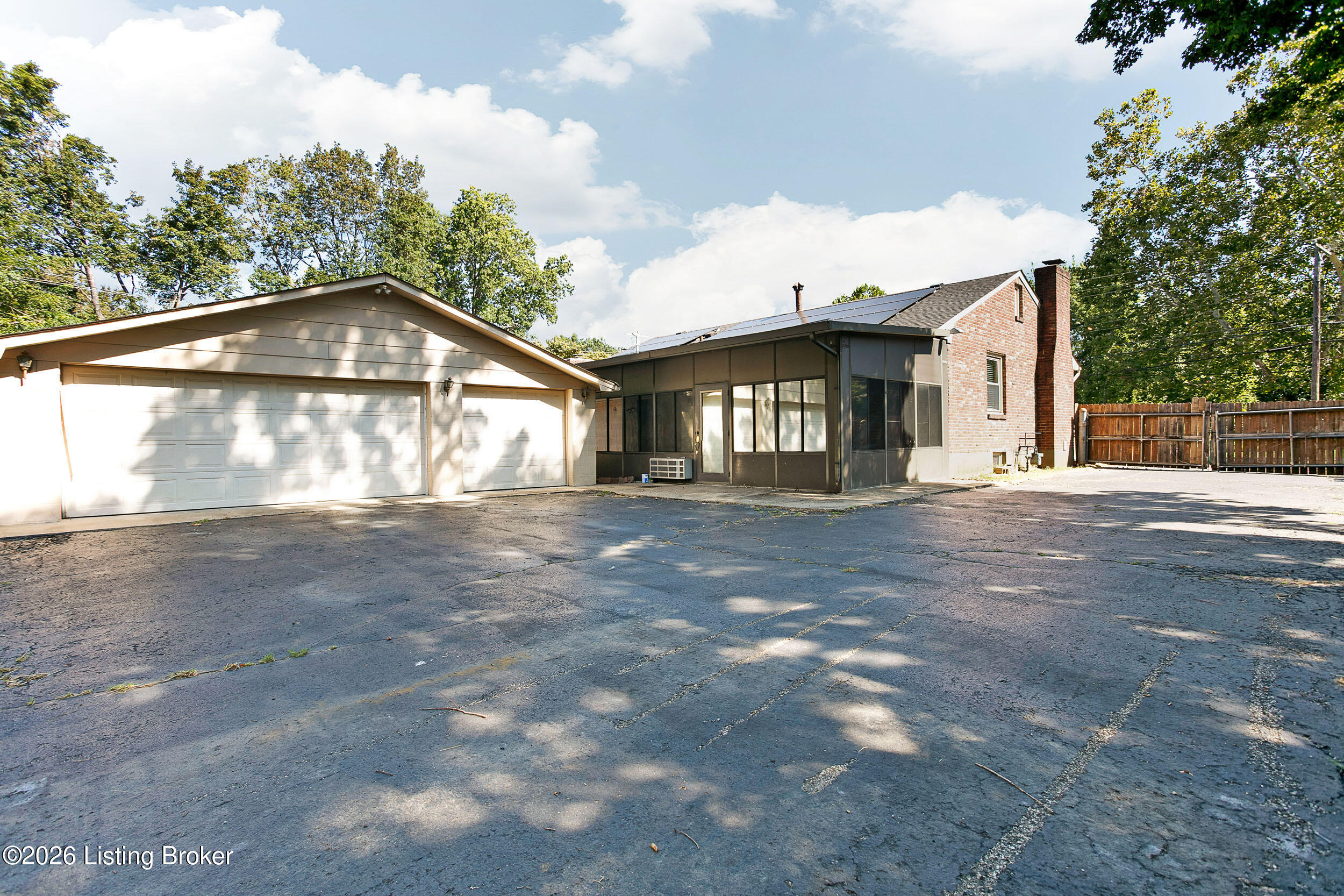 1906 Herr Ln Property Photo 4