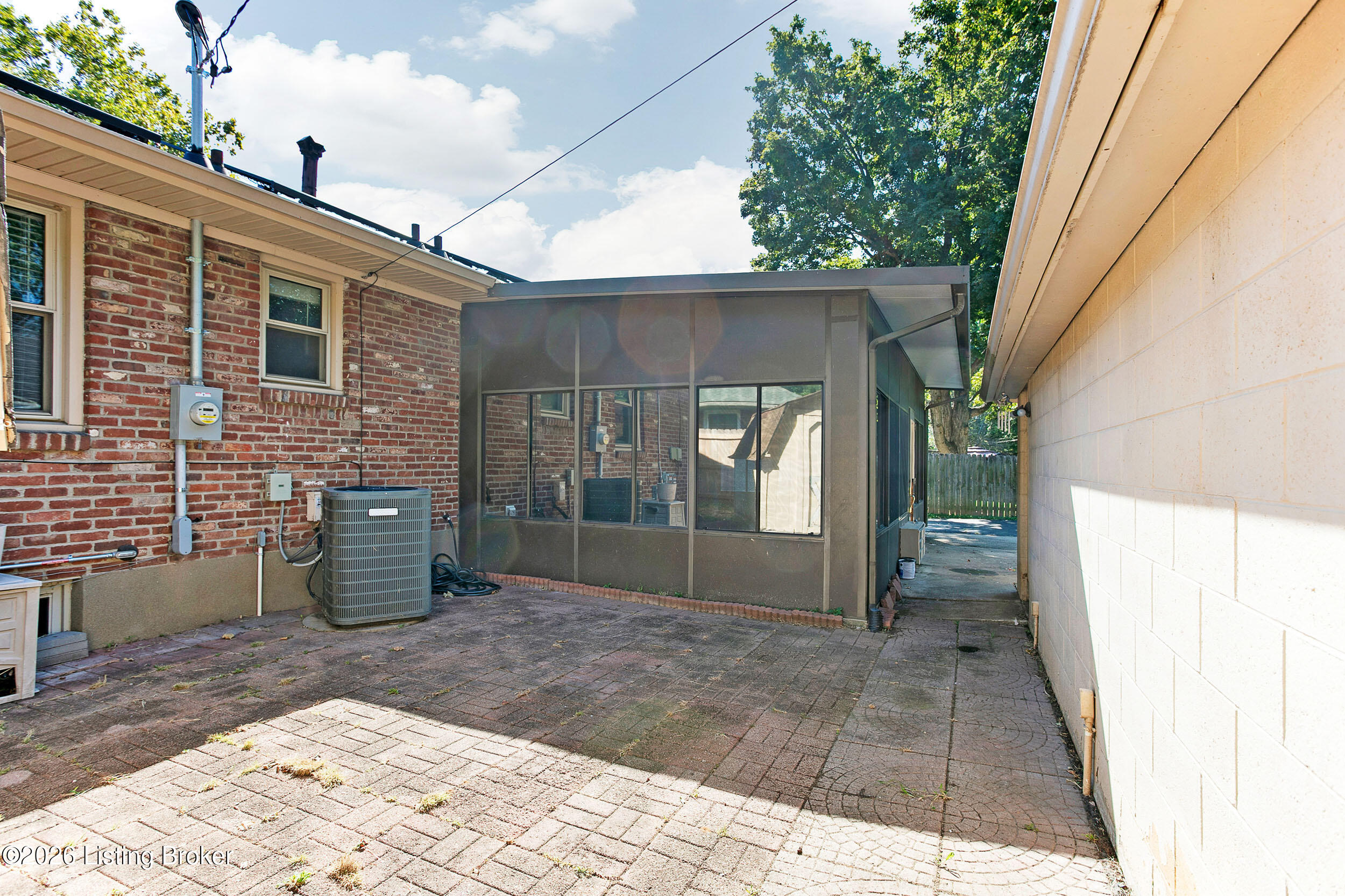 1906 Herr Ln Property Photo 6