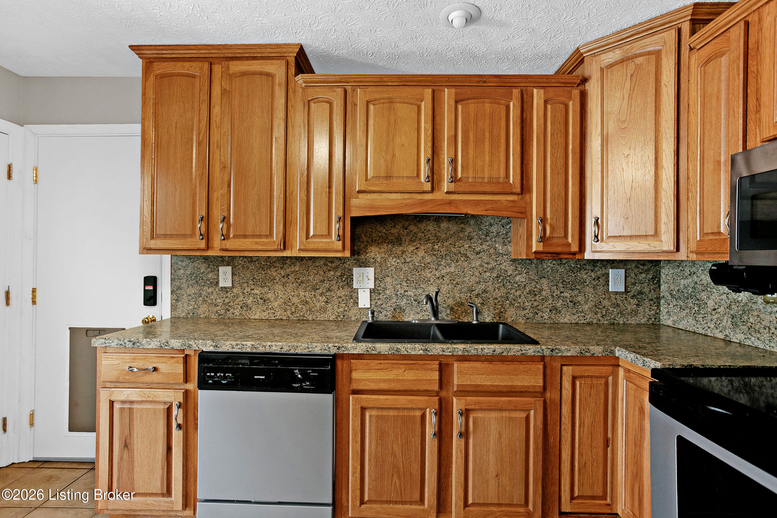1906 Herr Ln Property Photo 12