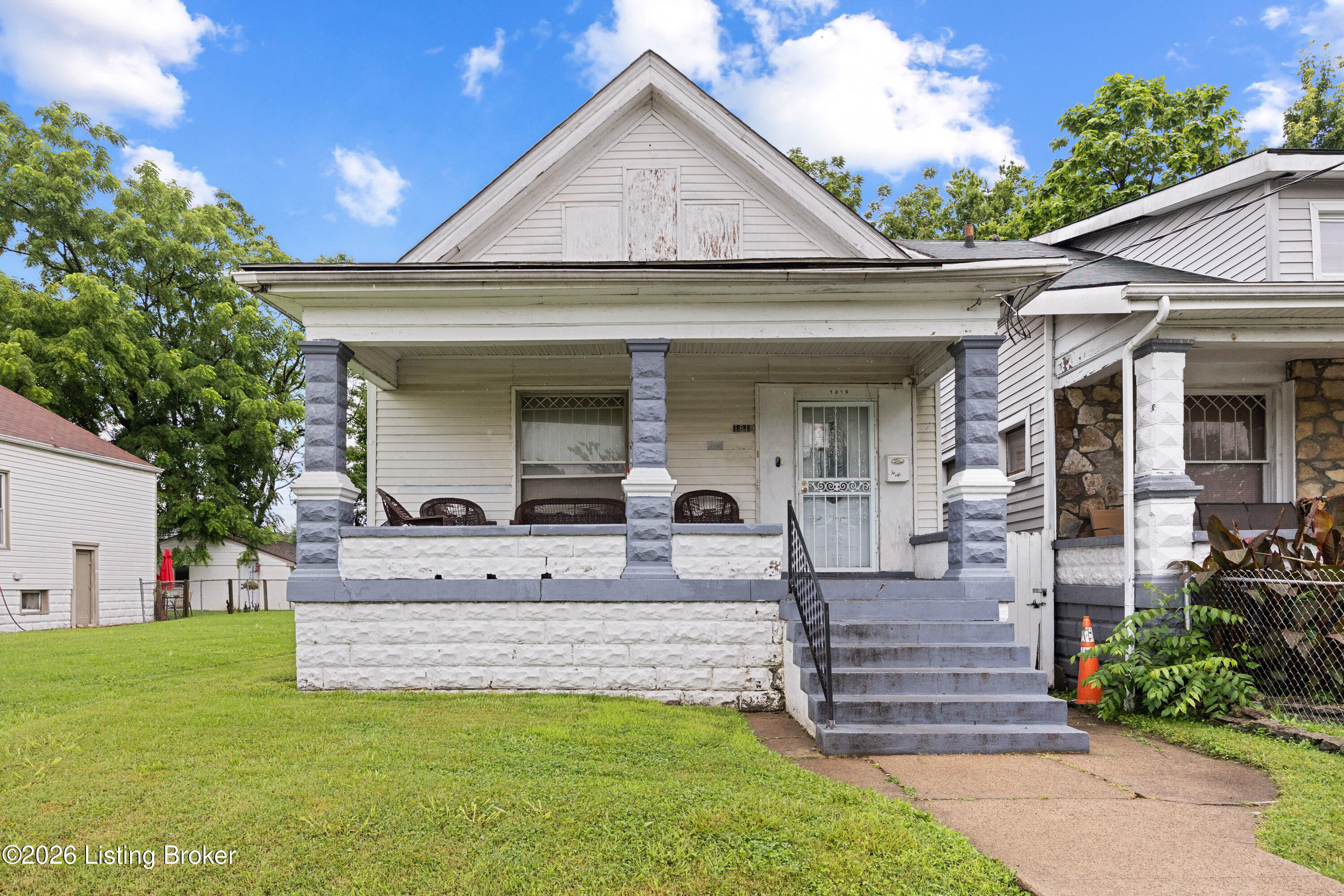 1819 W Oak St Property Photo 1