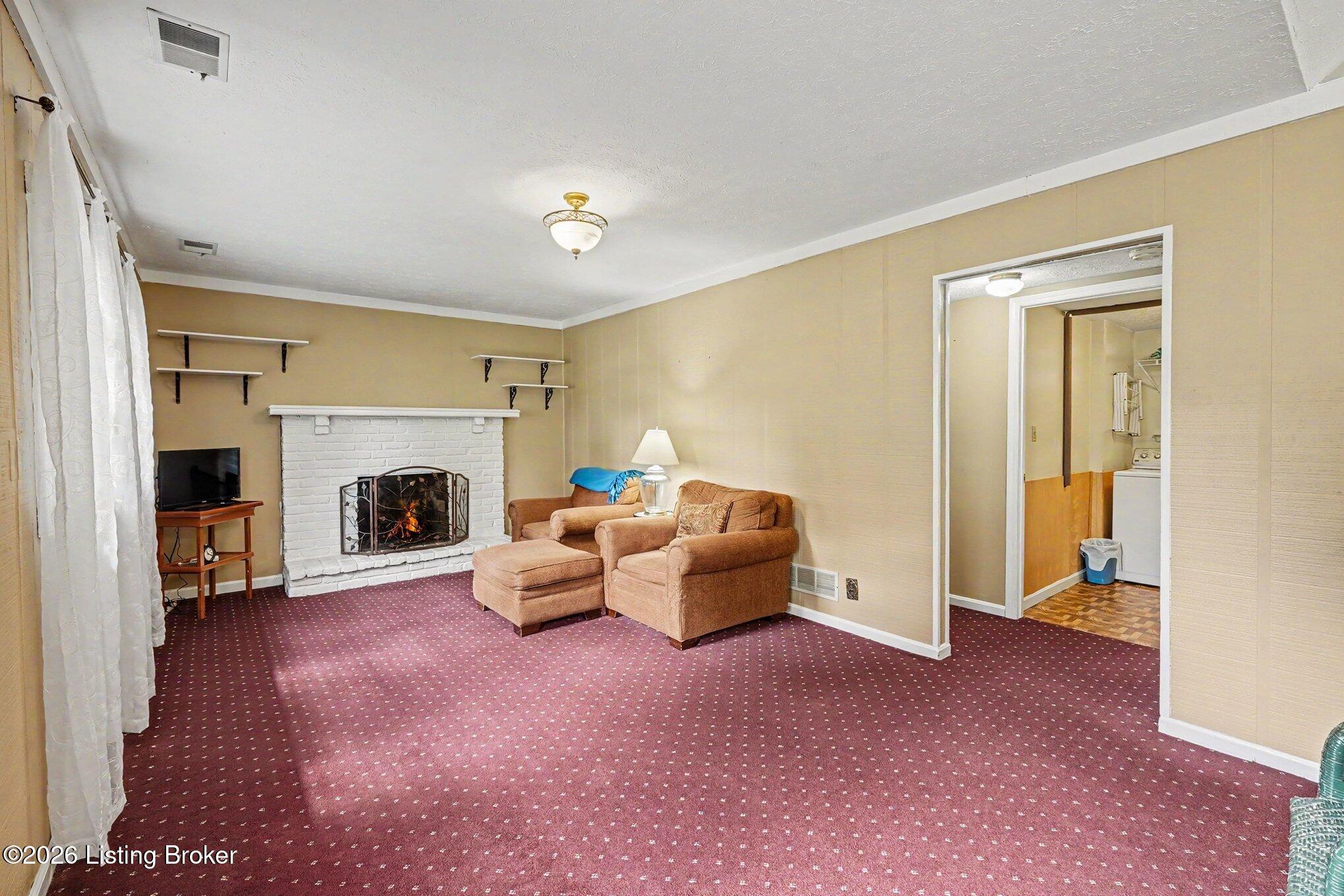 8819 Ash Ave Property Photo 5