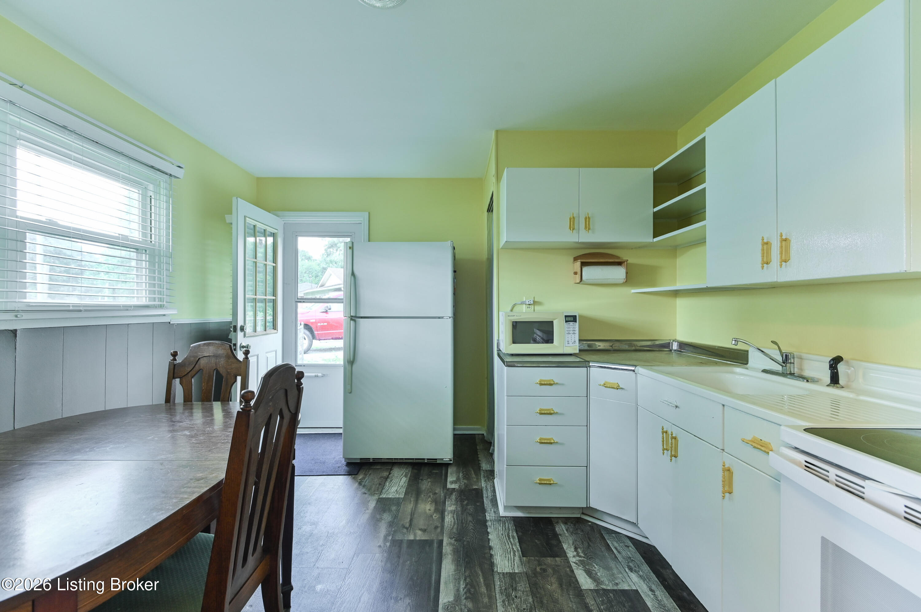 10015 Donau Ln Property Photo 8