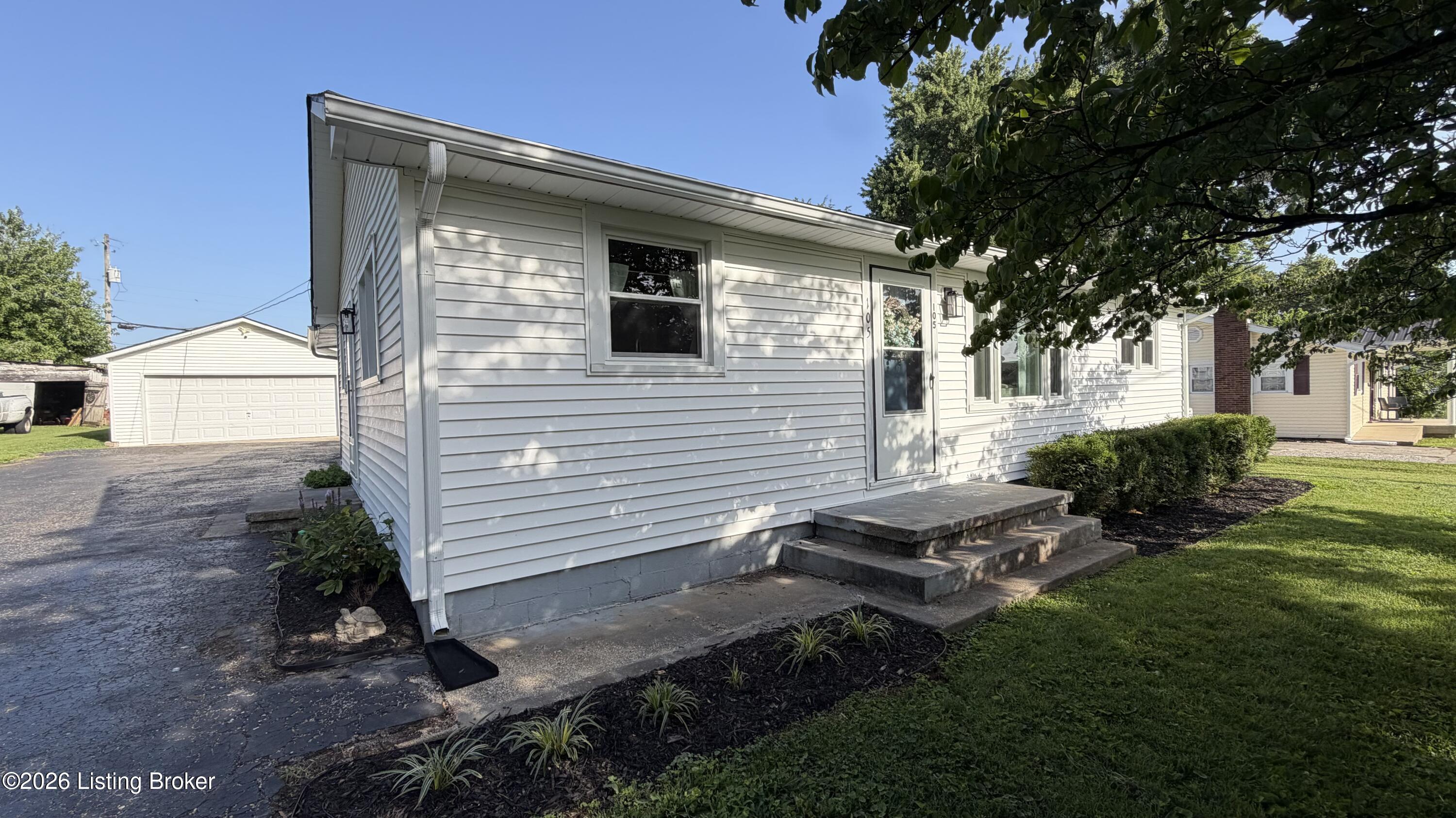 105 Sunset Dr Property Photo 1