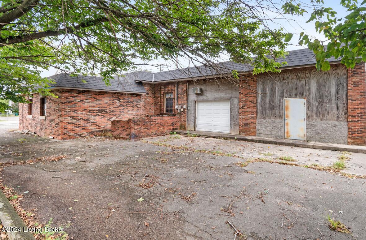 331 Main St Property Photo 6