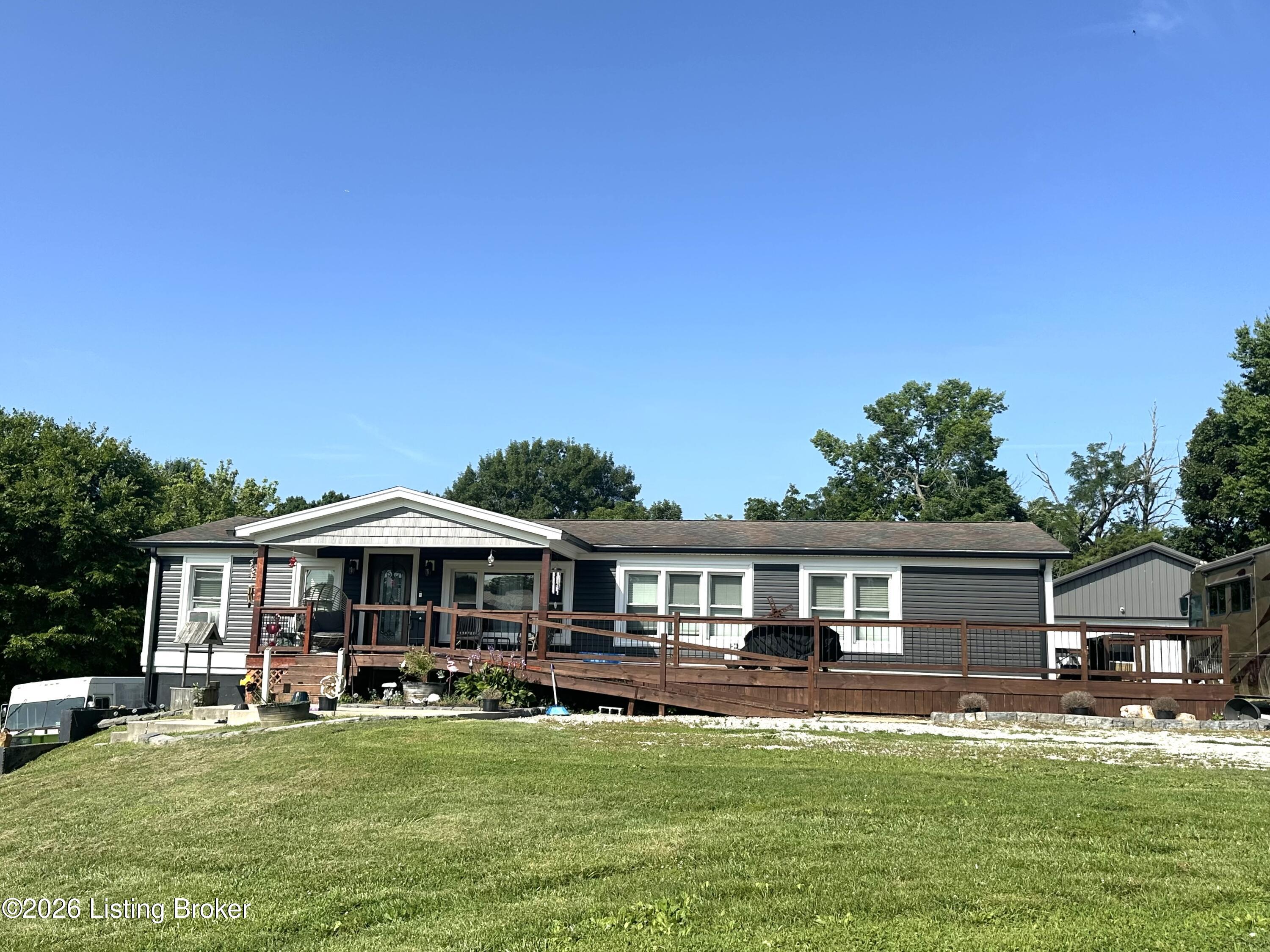 433 Thomas Ln Property Photo 1
