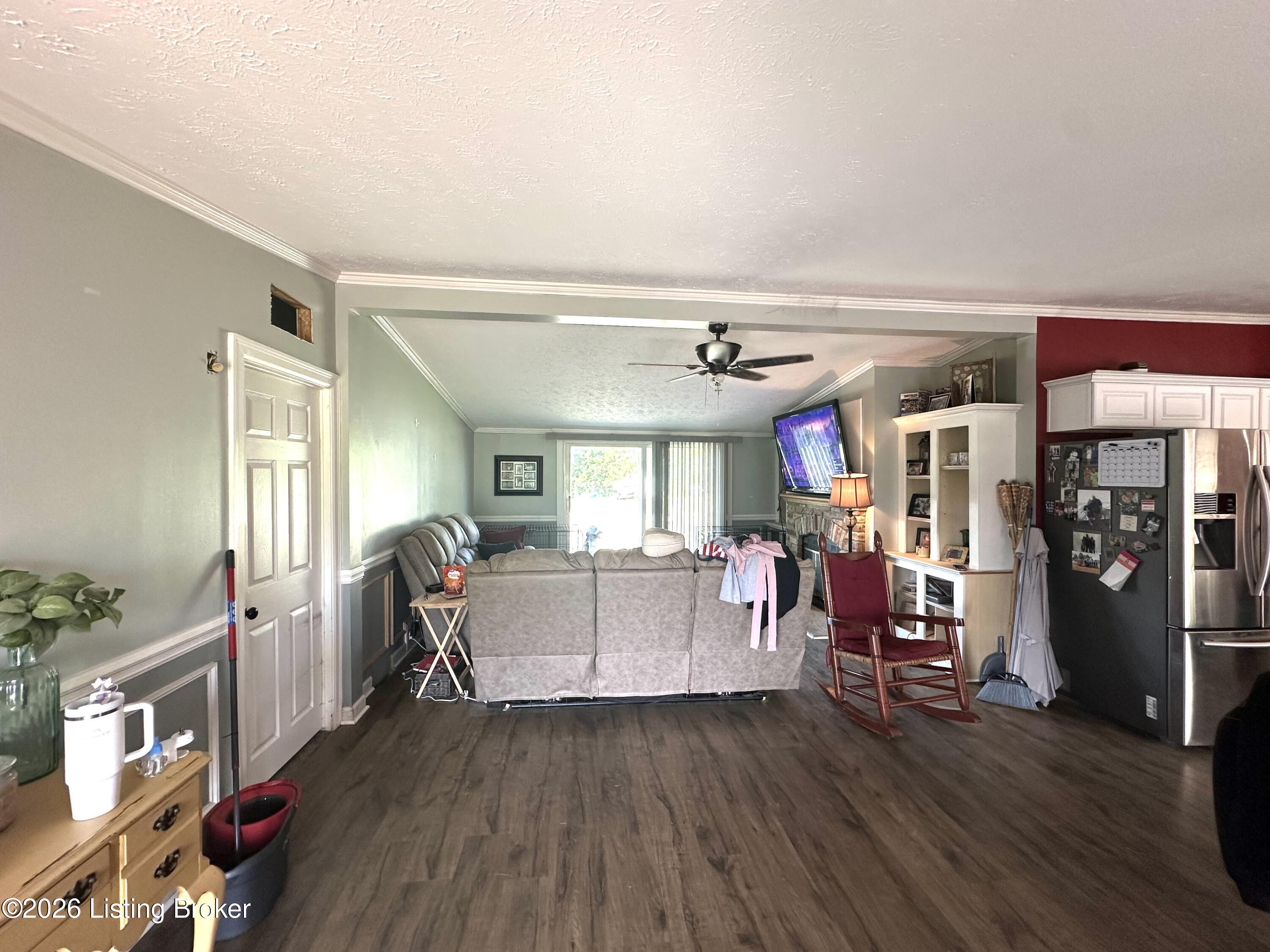 433 Thomas Ln Property Photo 2