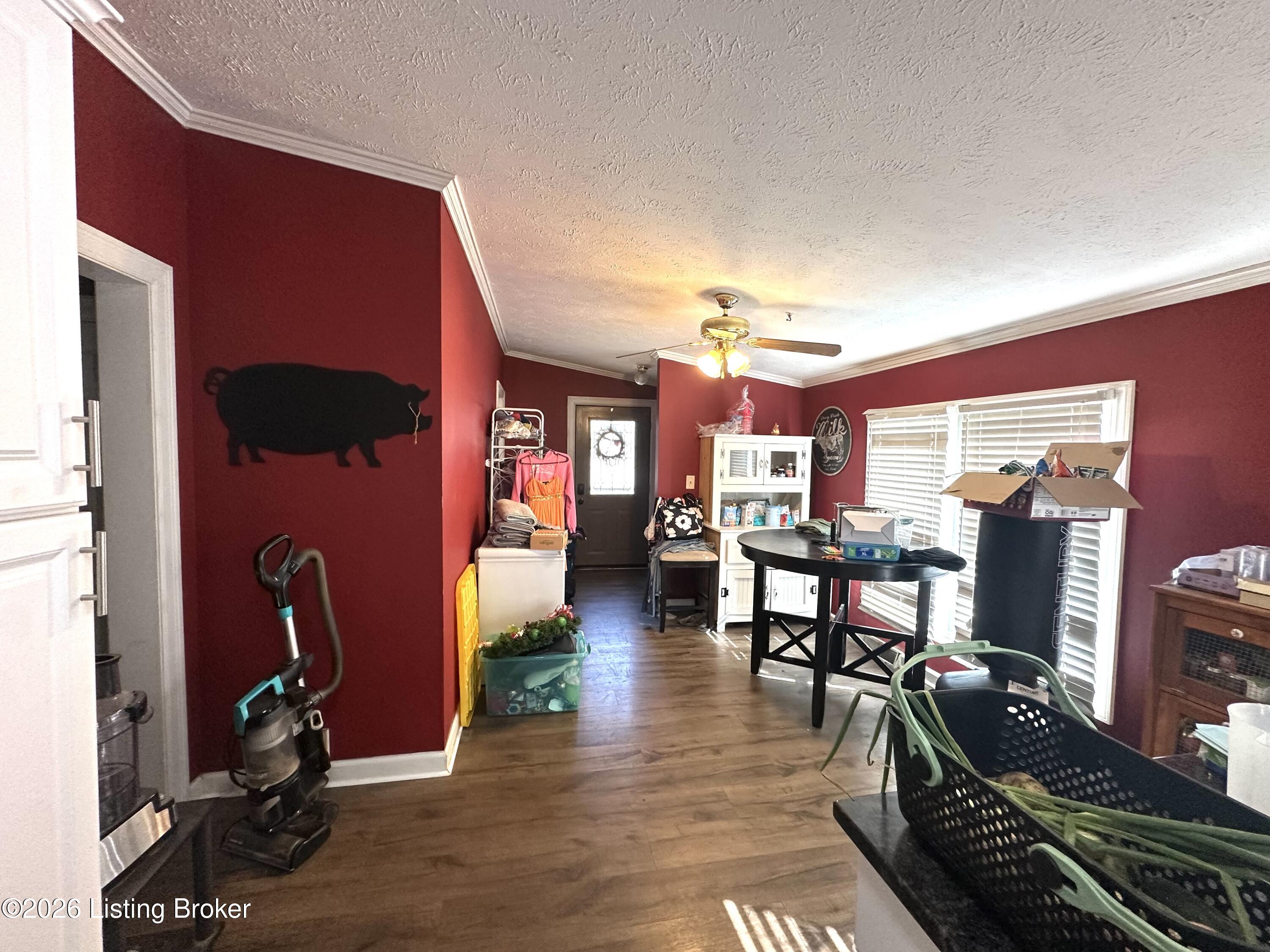 433 Thomas Ln Property Photo 4