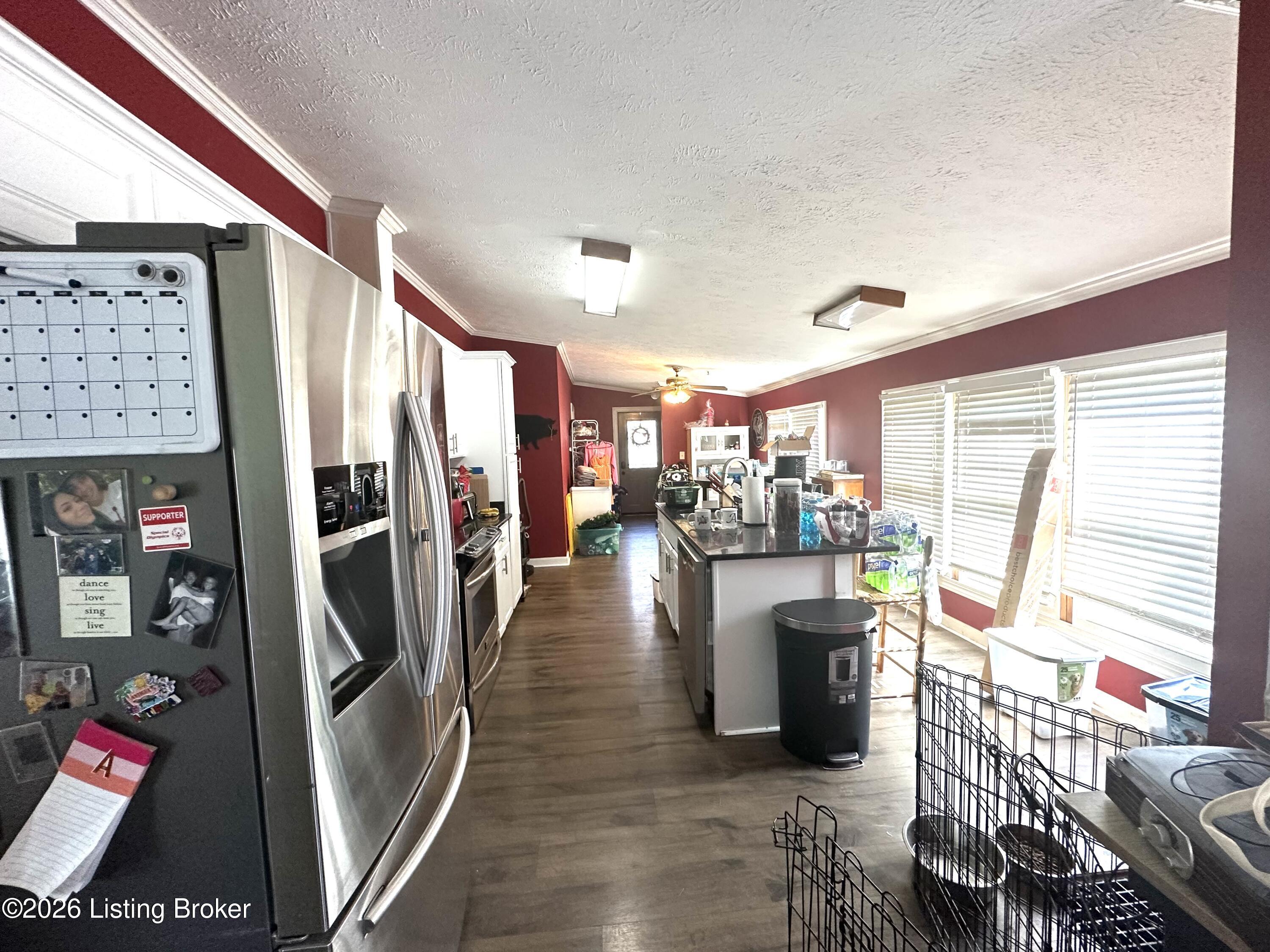 433 Thomas Ln Property Photo 5