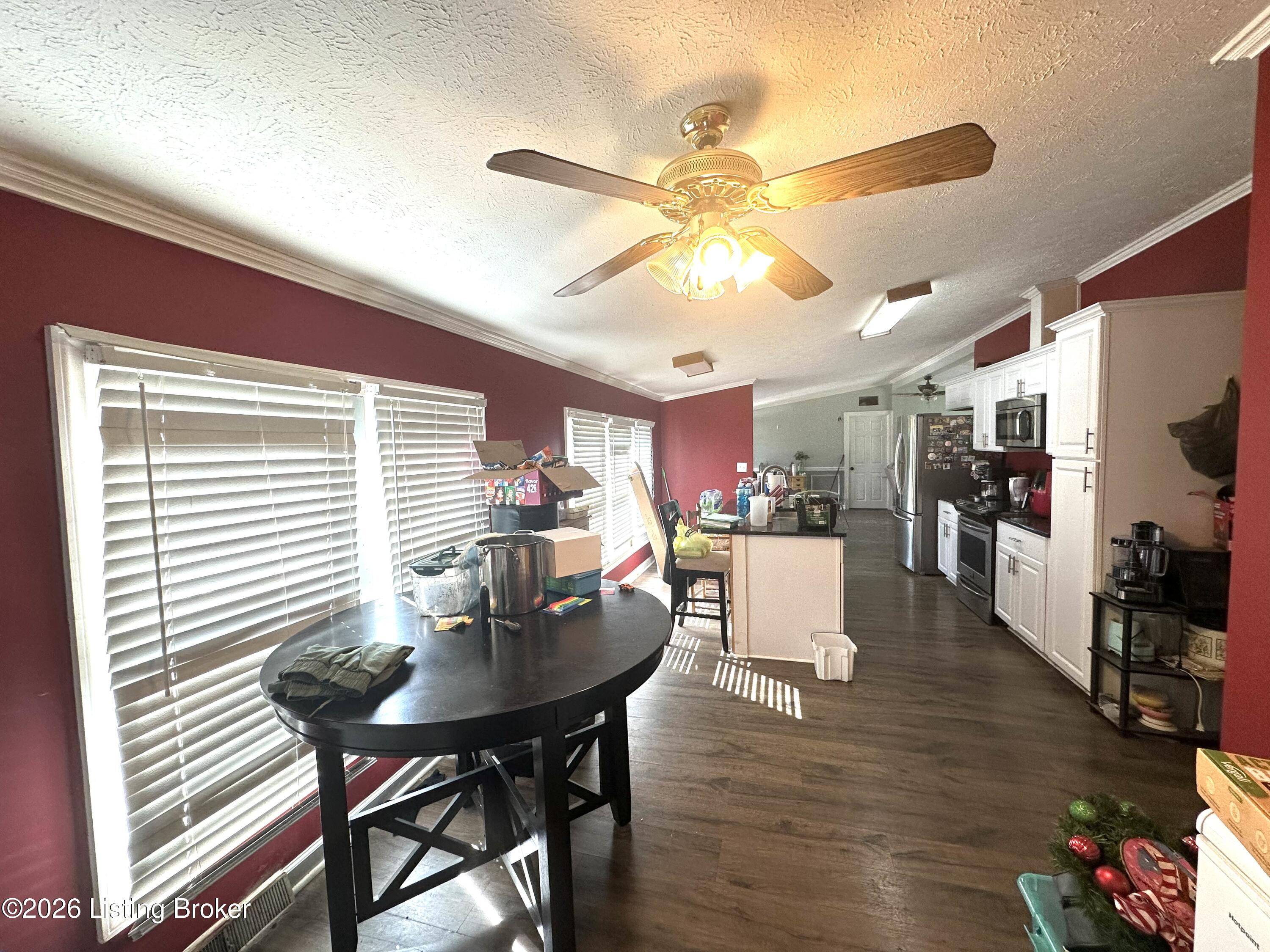 433 Thomas Ln Property Photo 6