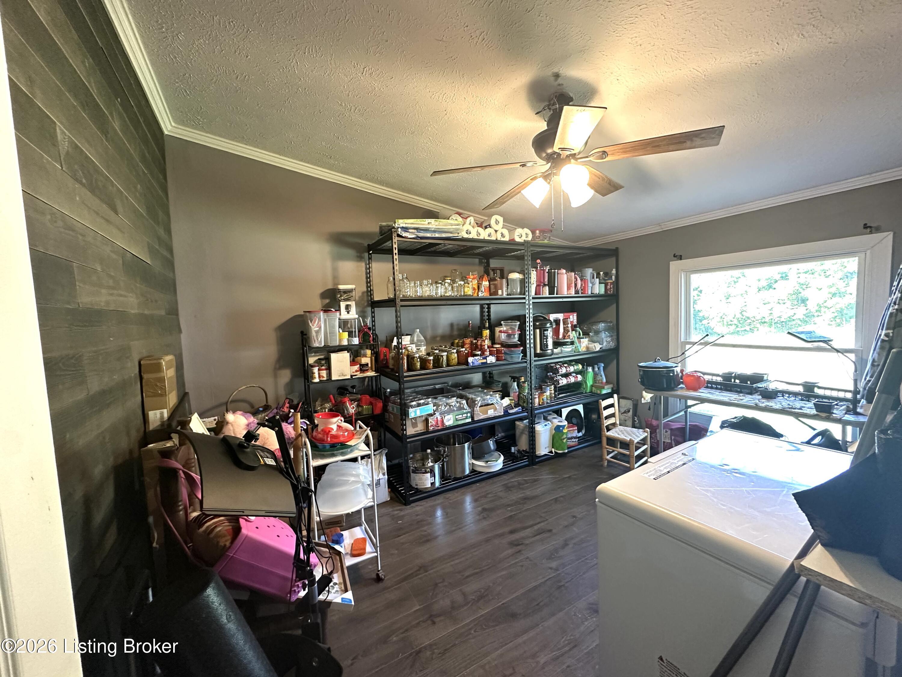 433 Thomas Ln Property Photo 7