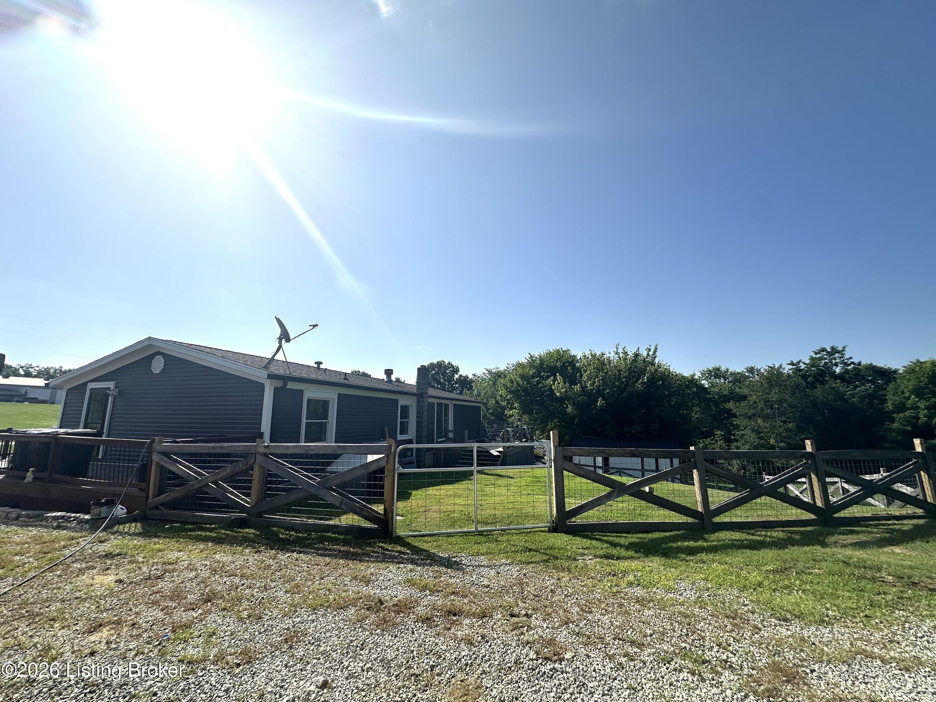 433 Thomas Ln Property Photo 16