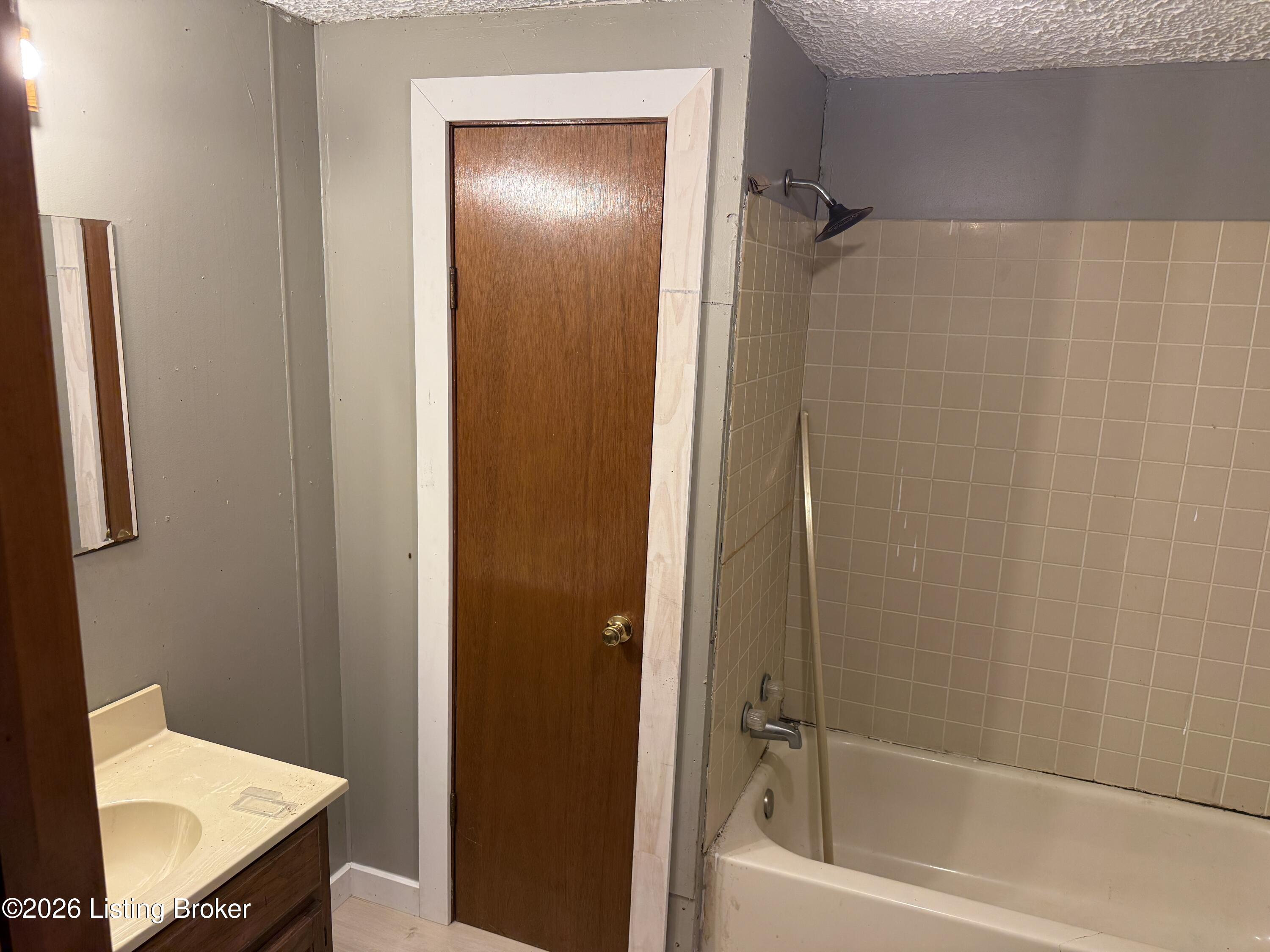 711 Meade St Property Photo 9