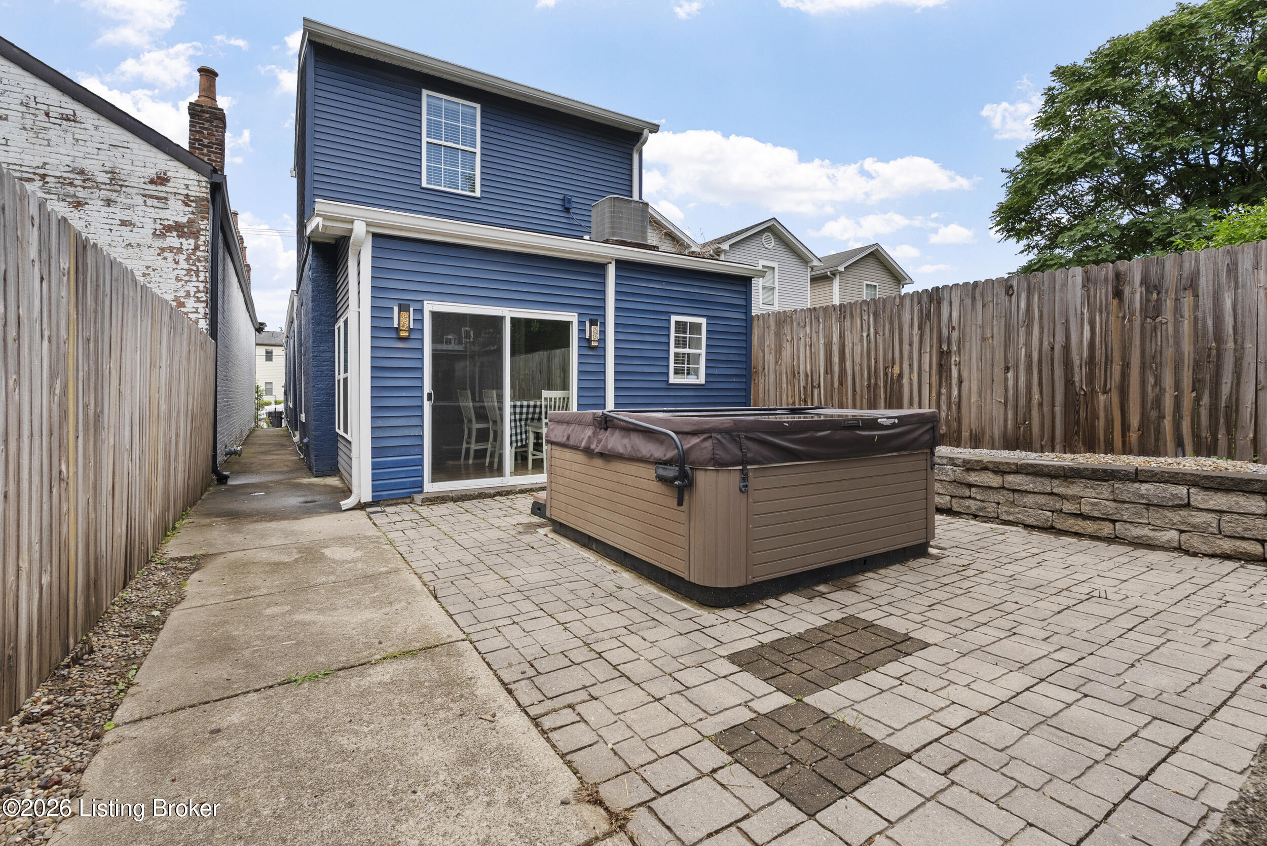 913 E Madison St Property Photo 5