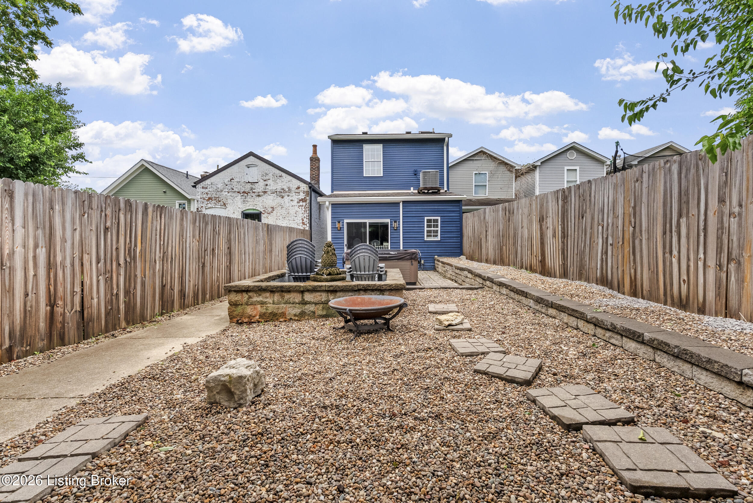 913 E Madison St Property Photo 6