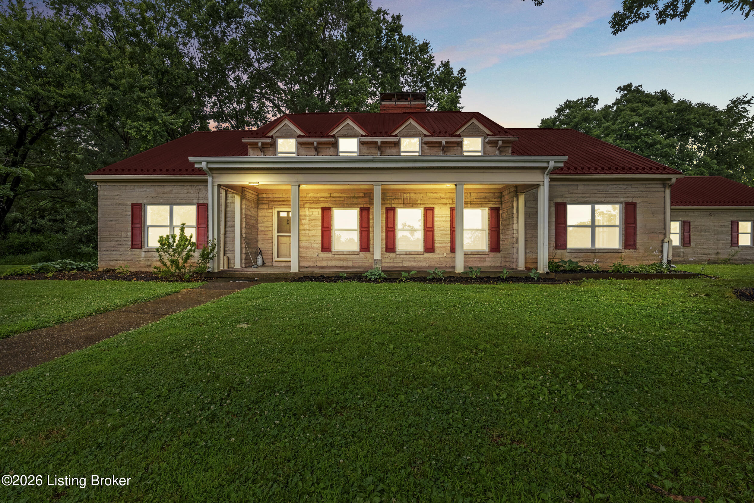 302 Eminence Pike Property Photo 3