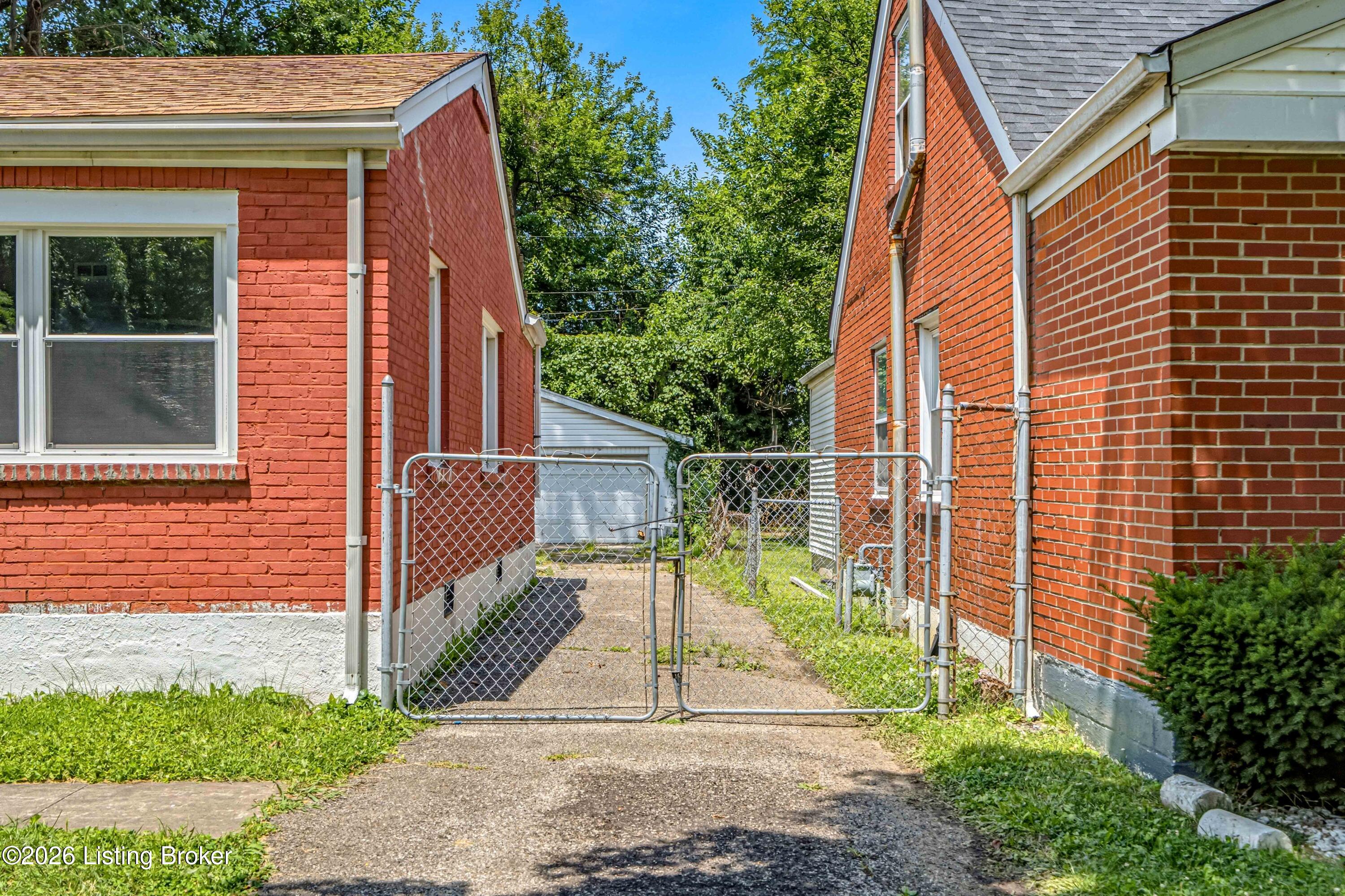 3443 Algonquin Pkwy Property Photo 5