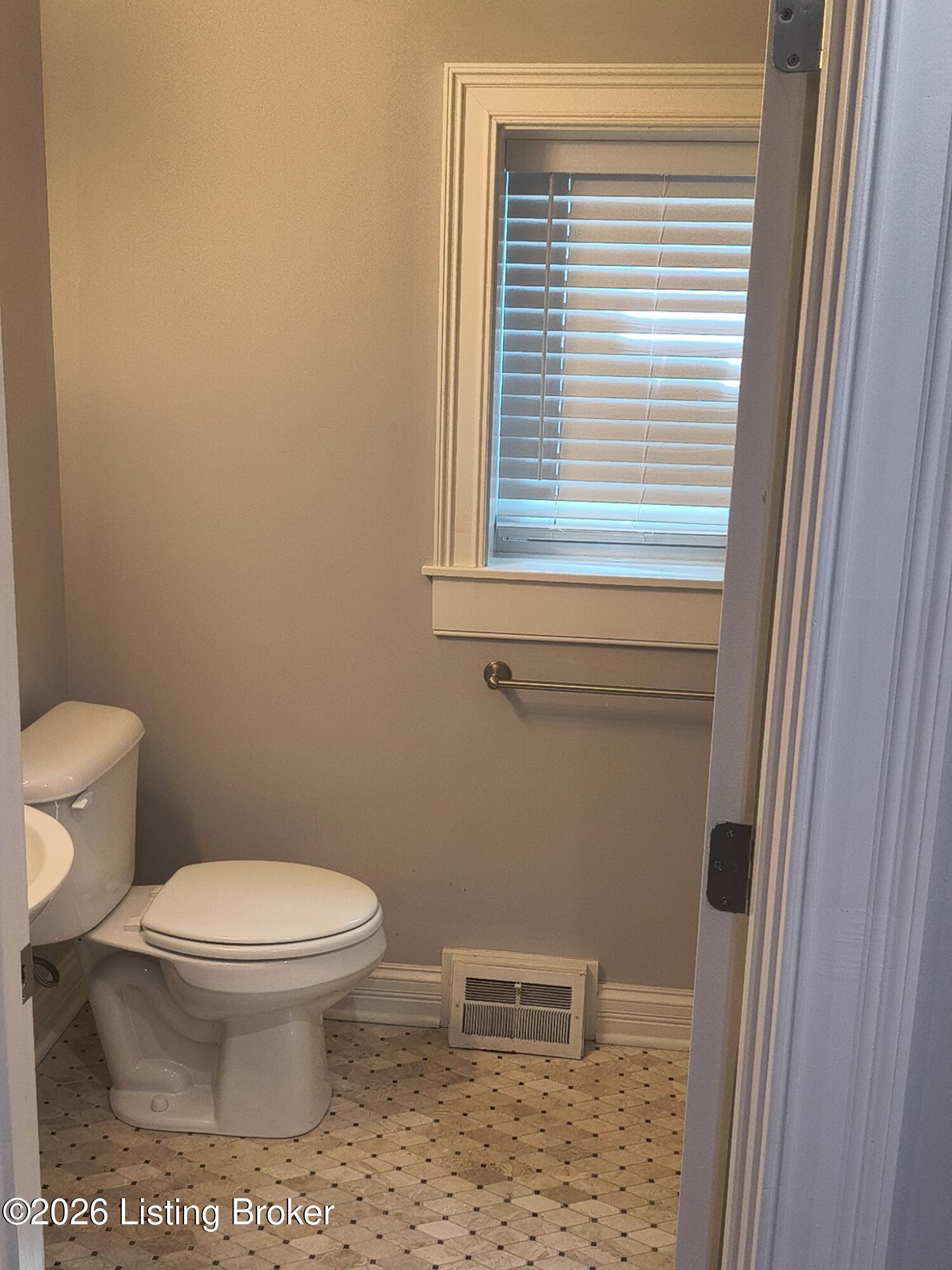 1211 Lexington Rd 1 Property Photo 3