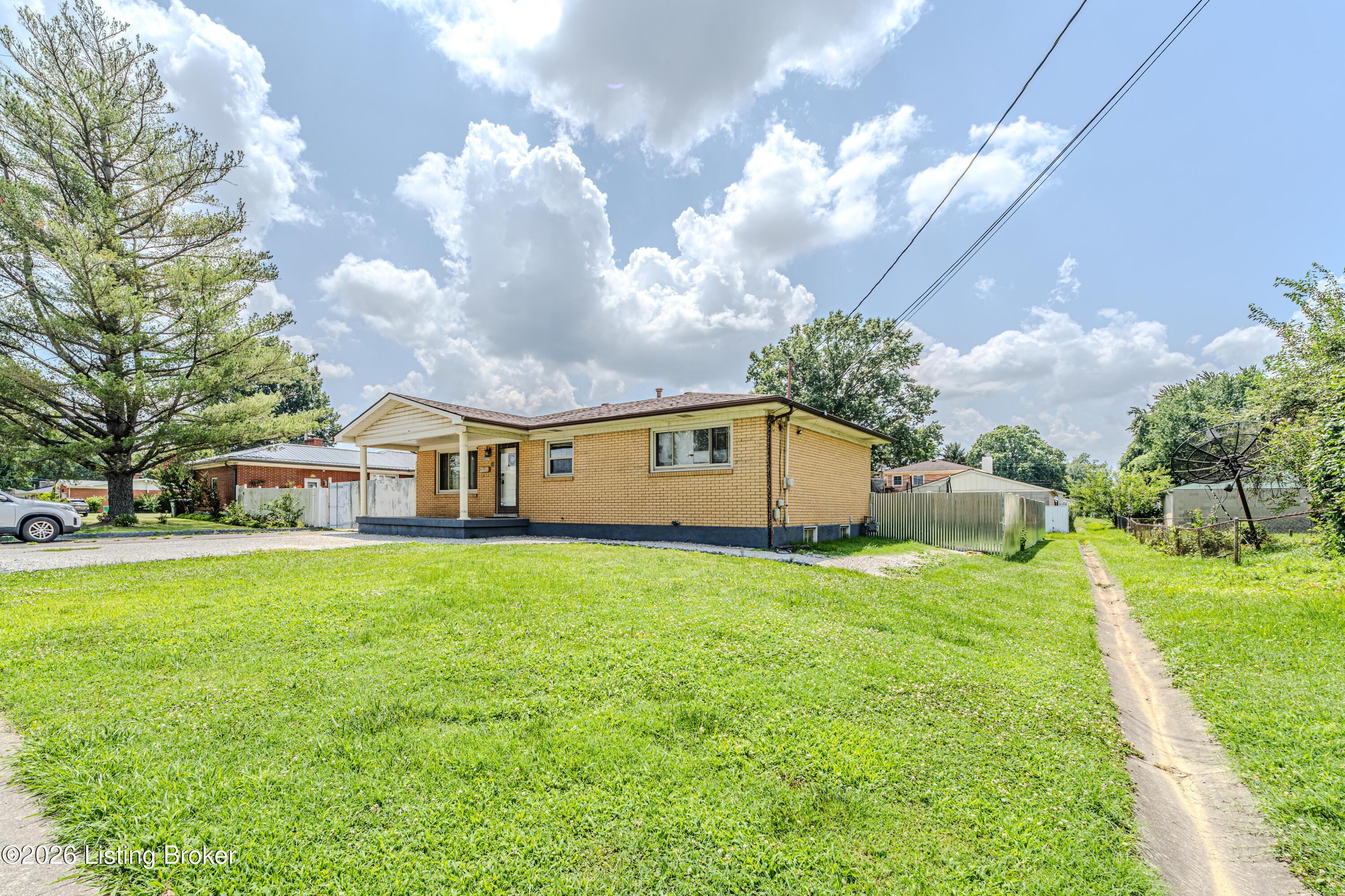 6102 W Pages Ln Property Photo 2
