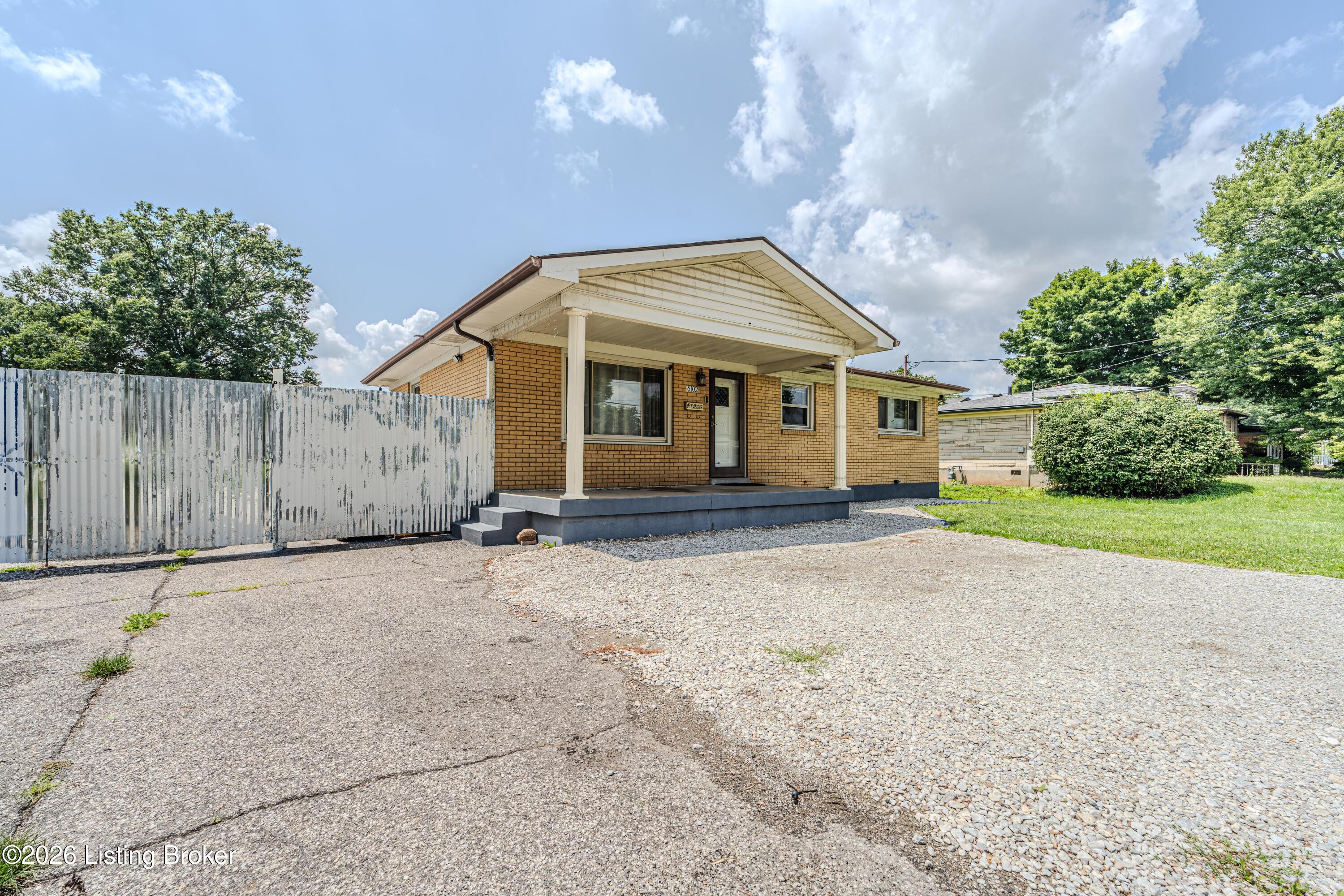 6102 W Pages Ln Property Photo 3