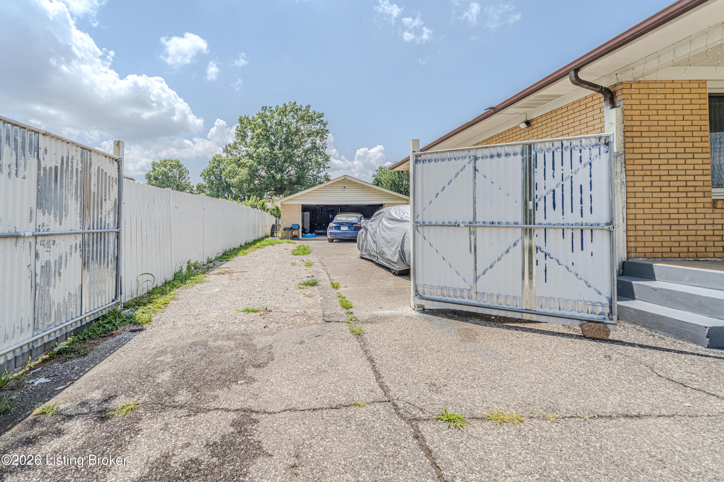 6102 W Pages Ln Property Photo 4