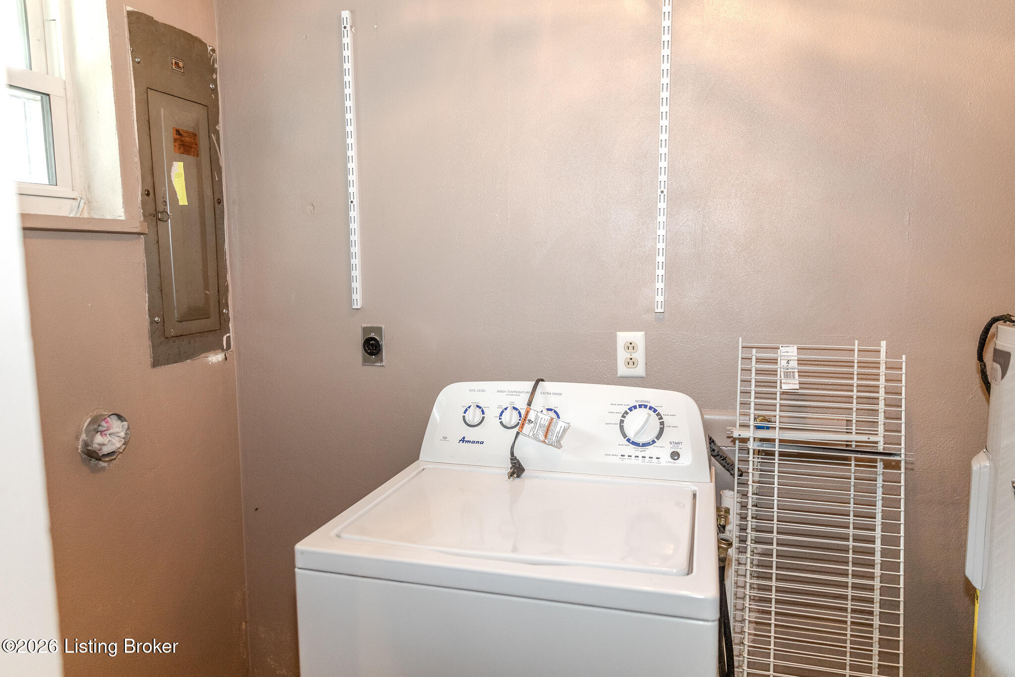 106 W 1st St Property Photo 12