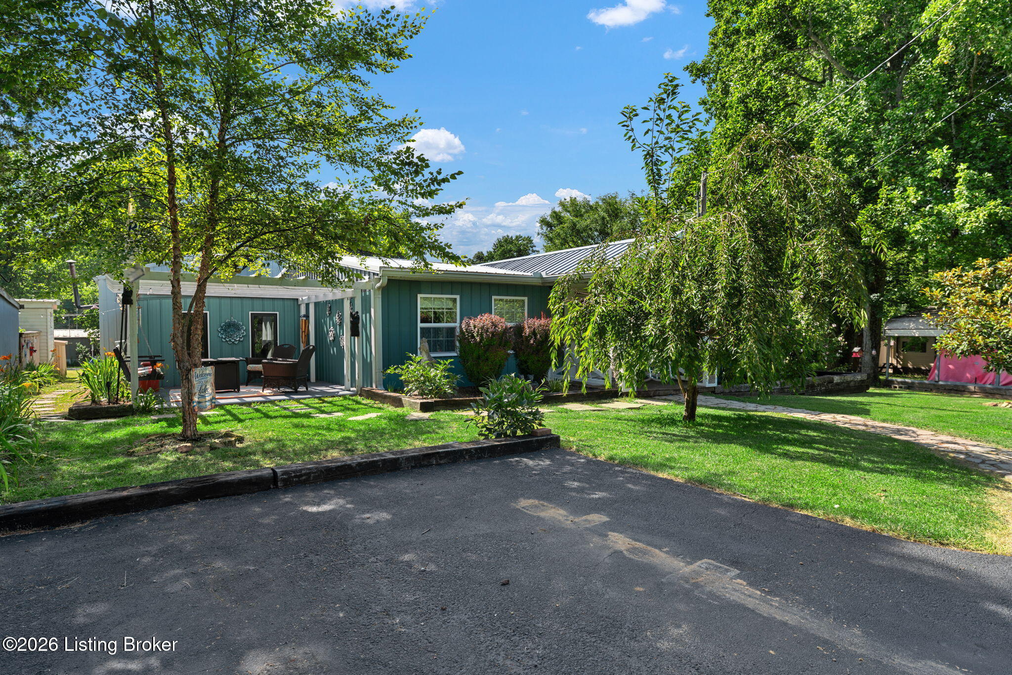 377 Lakeway Dr Property Photo 6