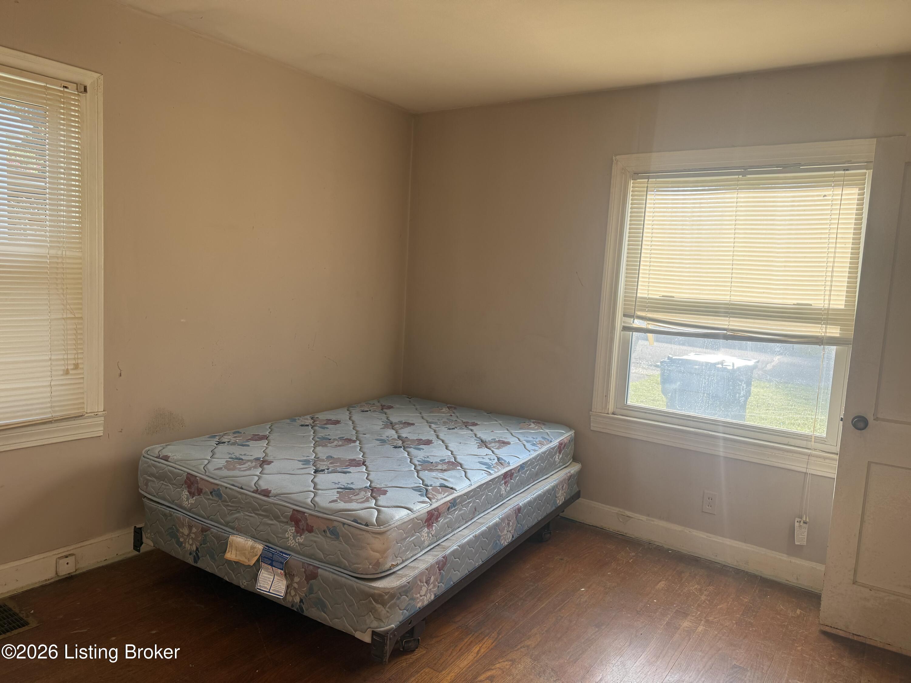 704 Greenwood Ct Property Photo 4
