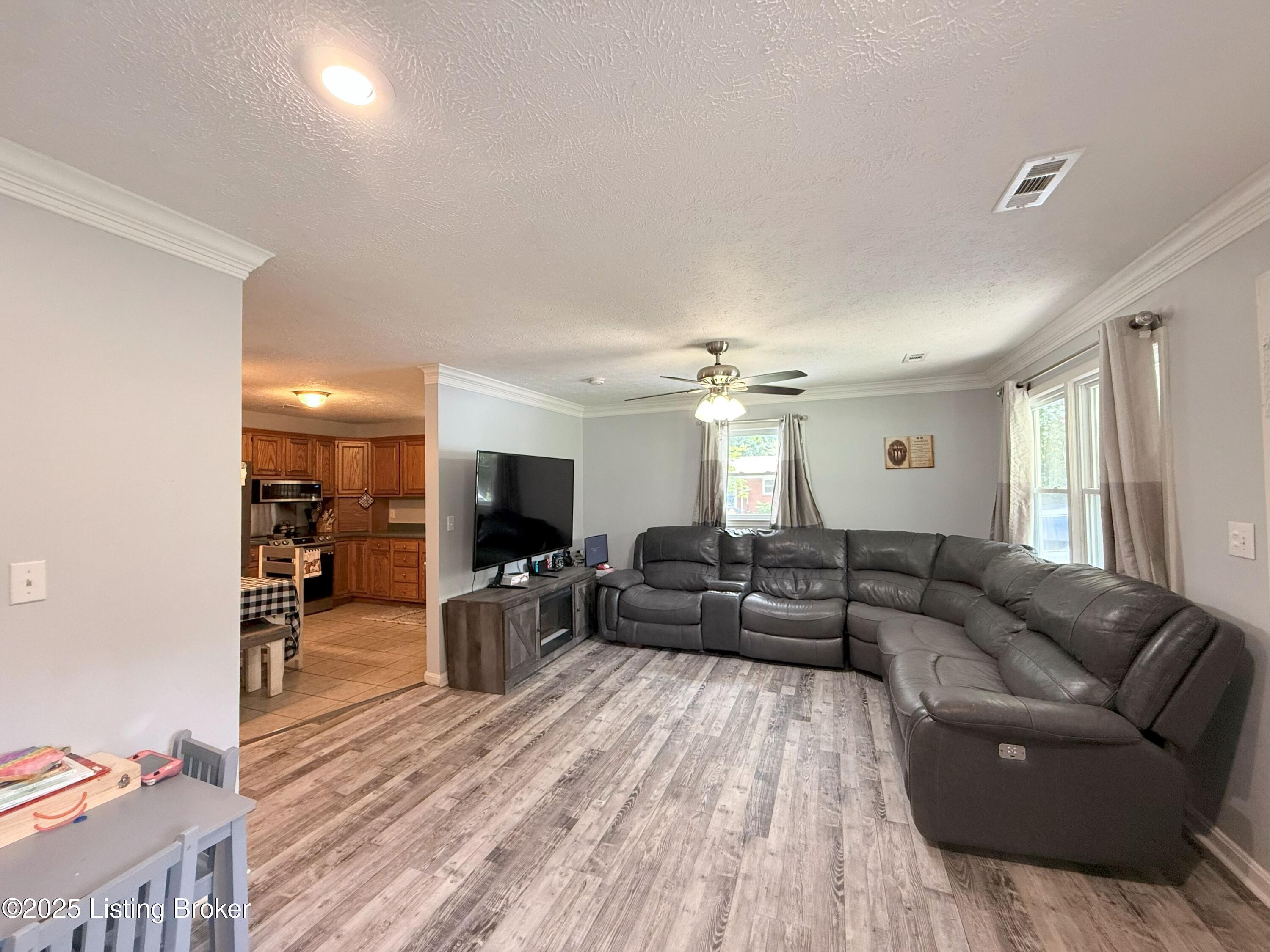 205 Fraim St Property Photo 2