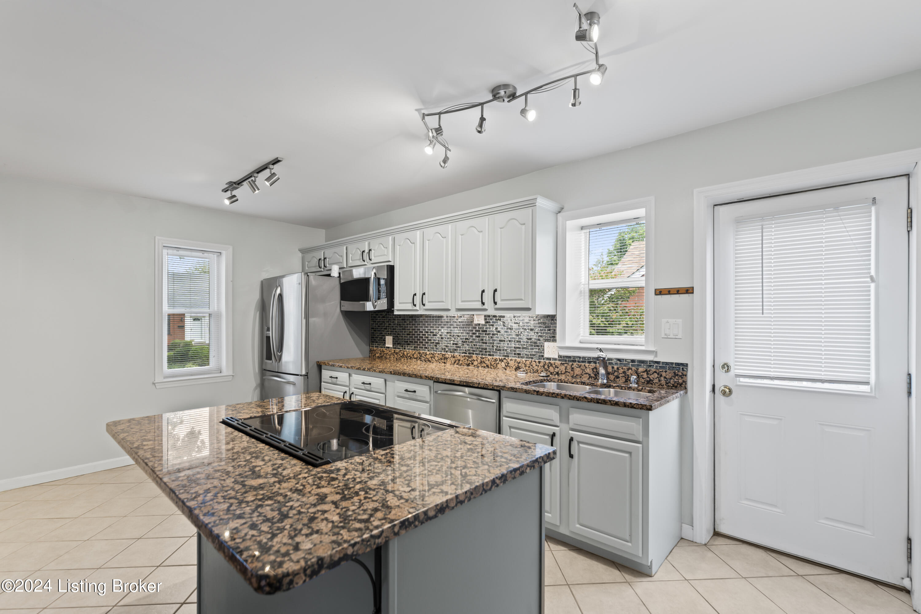 3810 Norbourne Blvd Property Photo 8