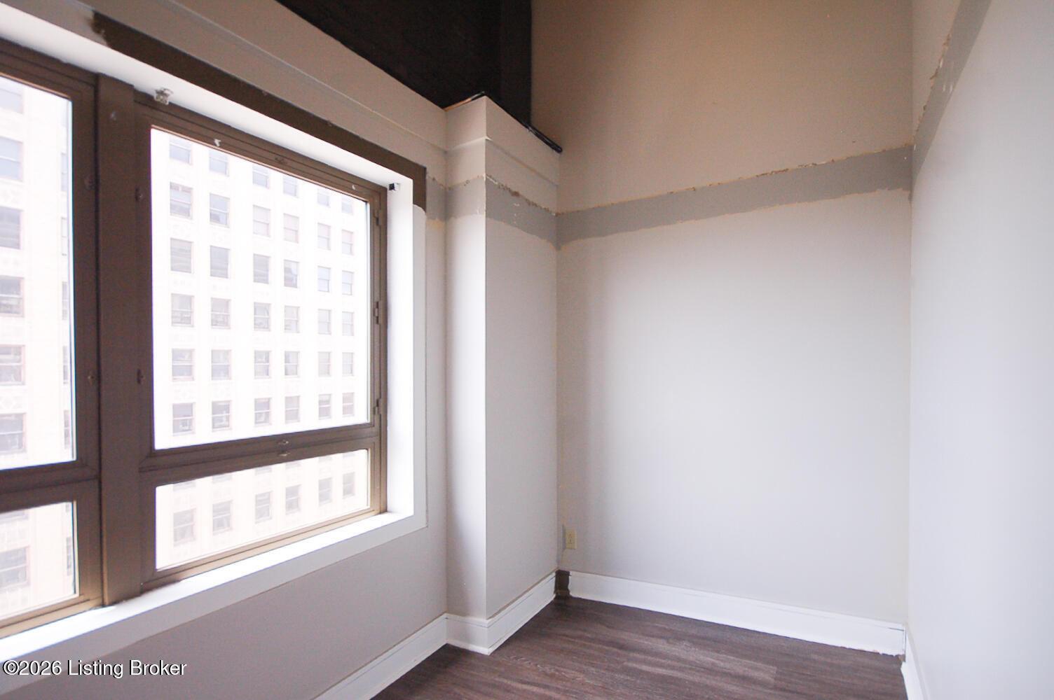 323 W Broadway 1003 Property Photo 3