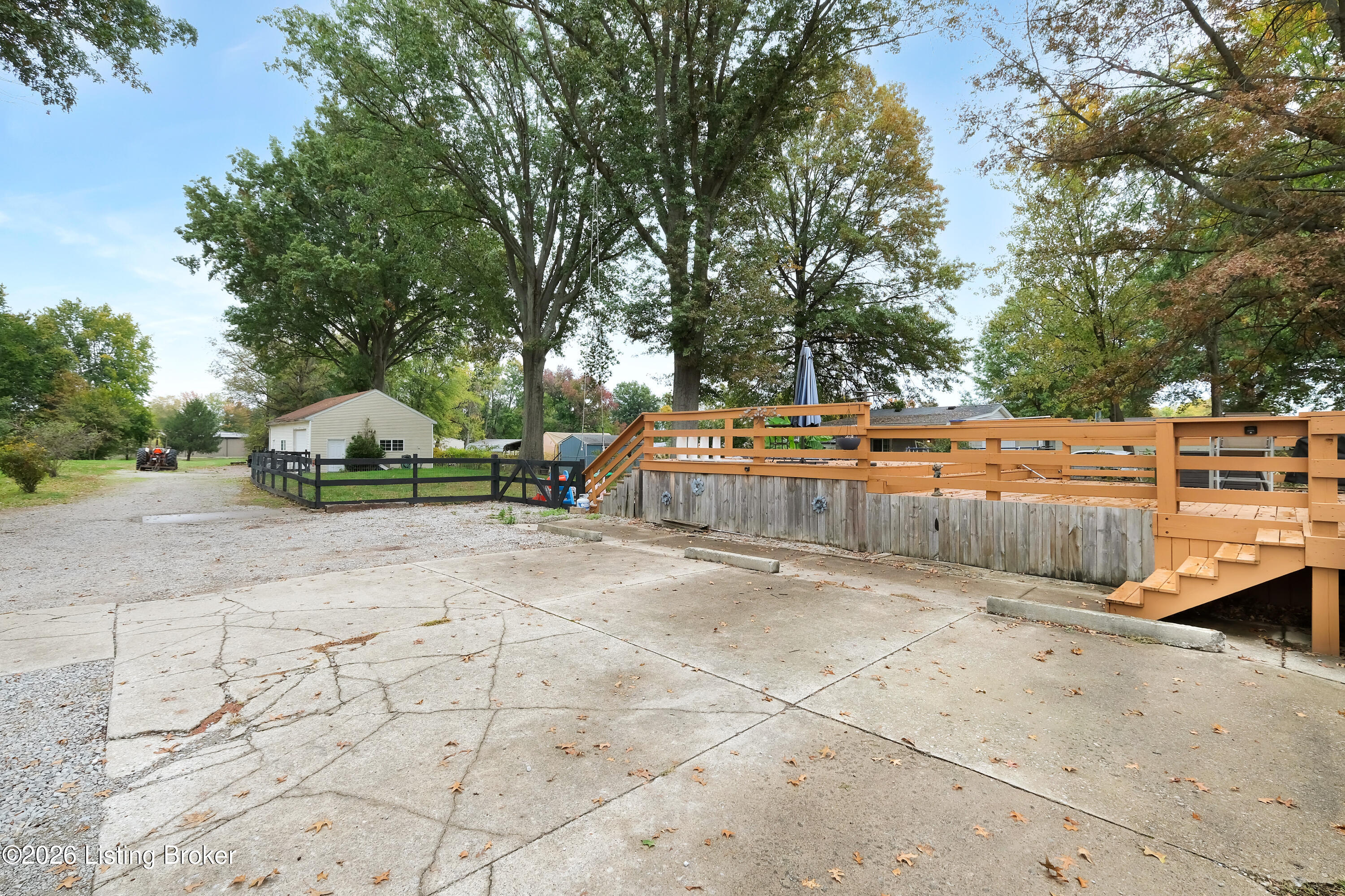 7601 Greenwood Rd Property Photo 9