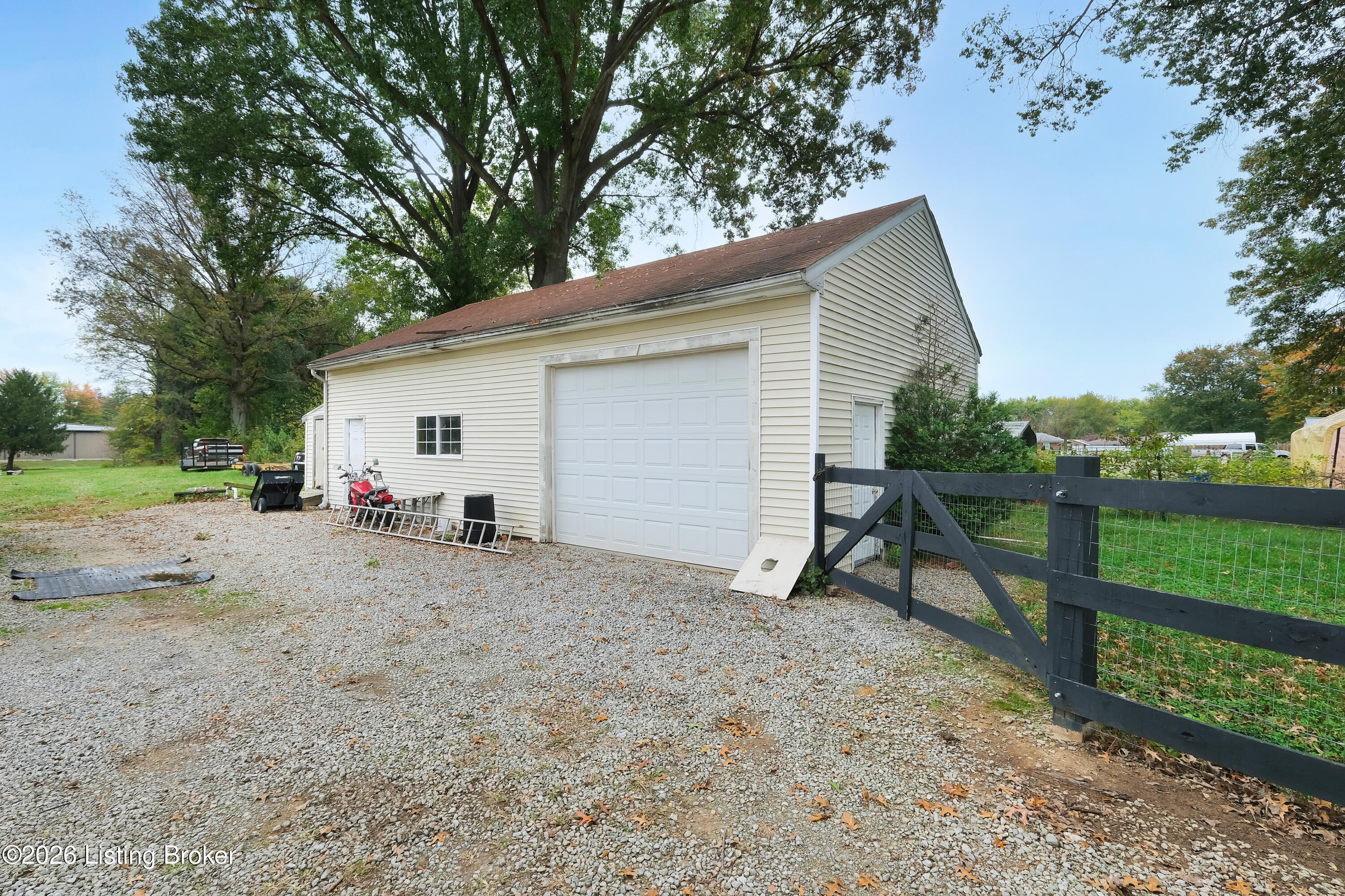7601 Greenwood Rd Property Photo 10