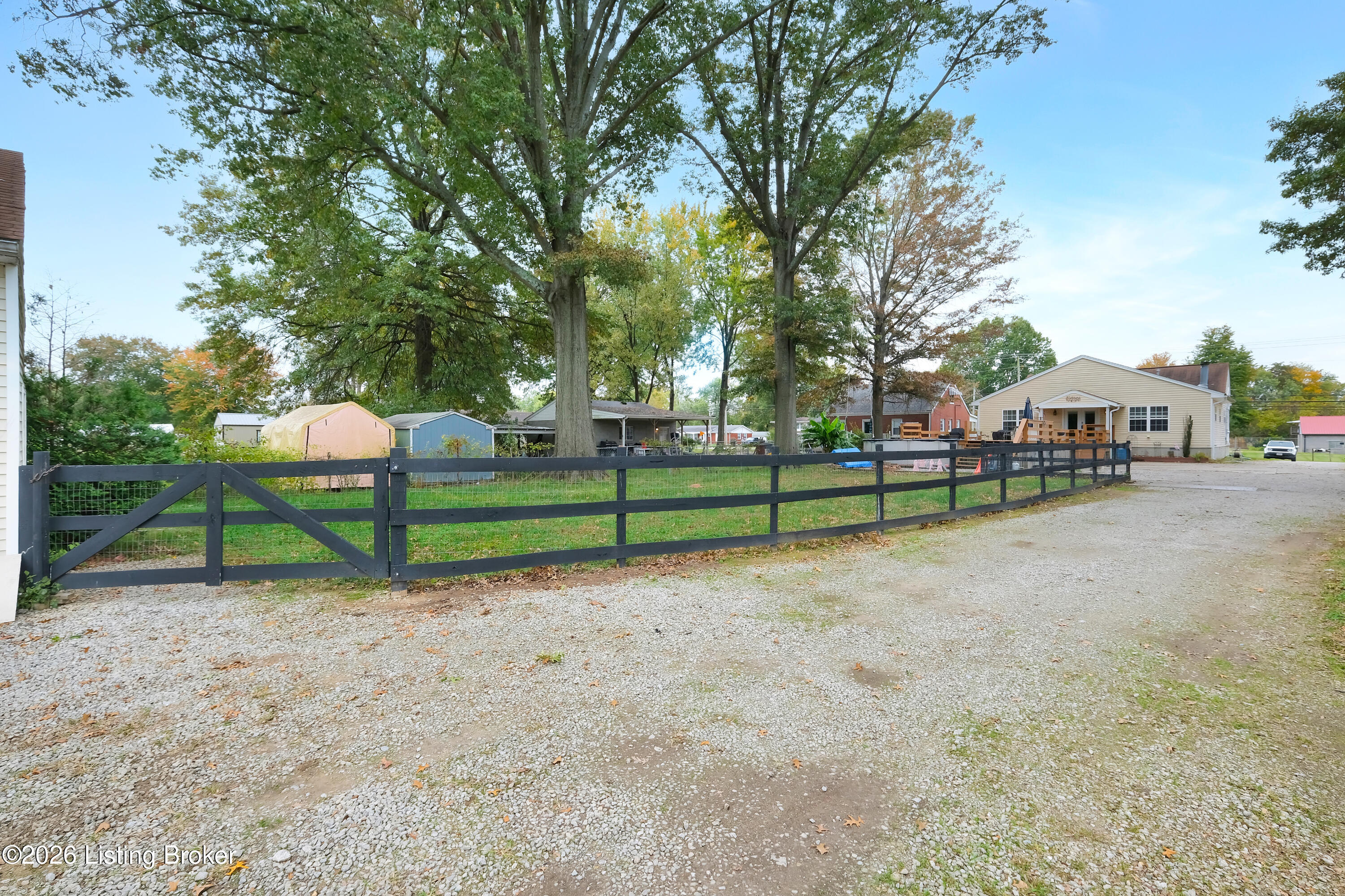 7601 Greenwood Rd Property Photo 11