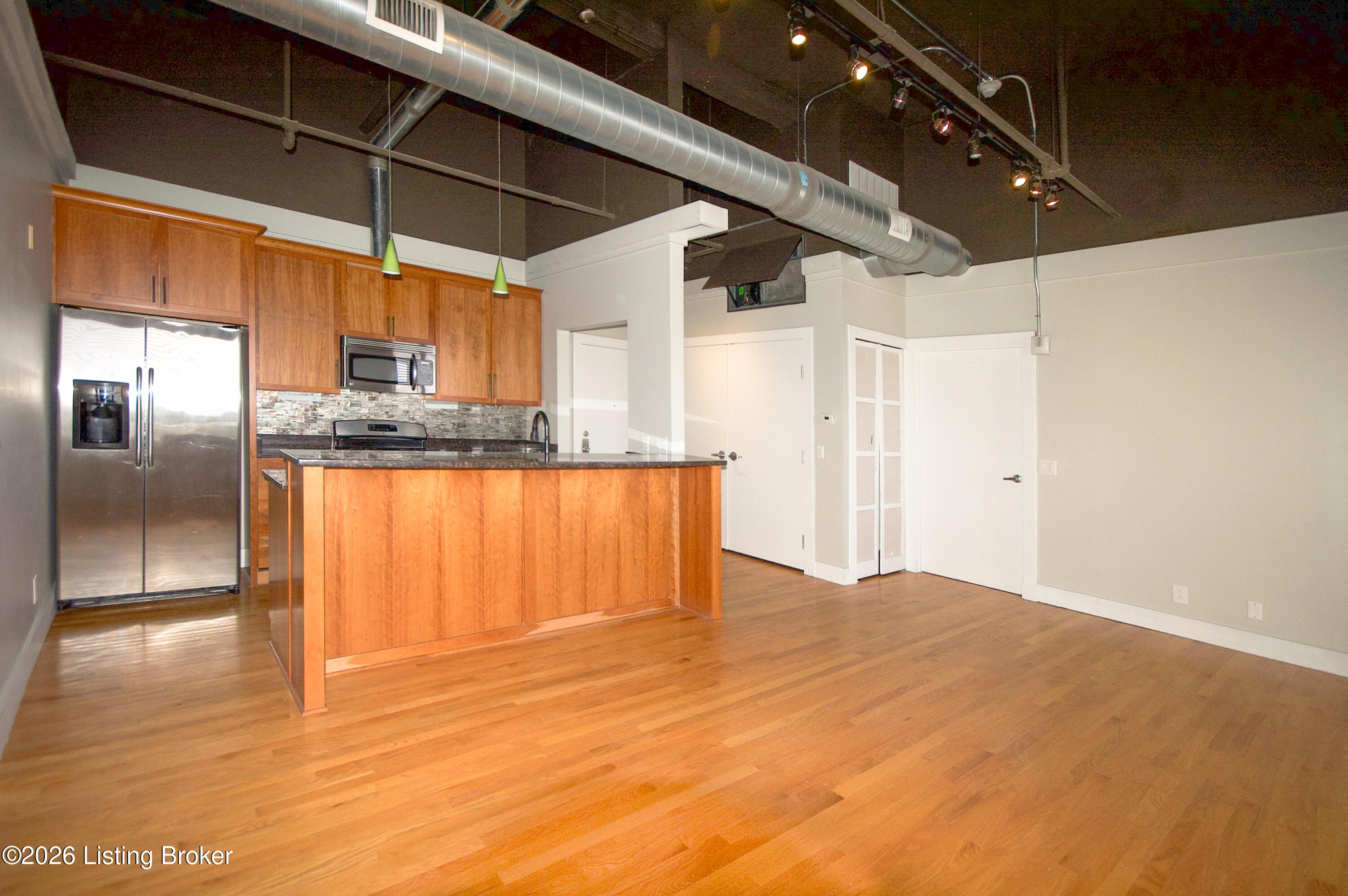 323 W Broadway 1004 Property Photo 4