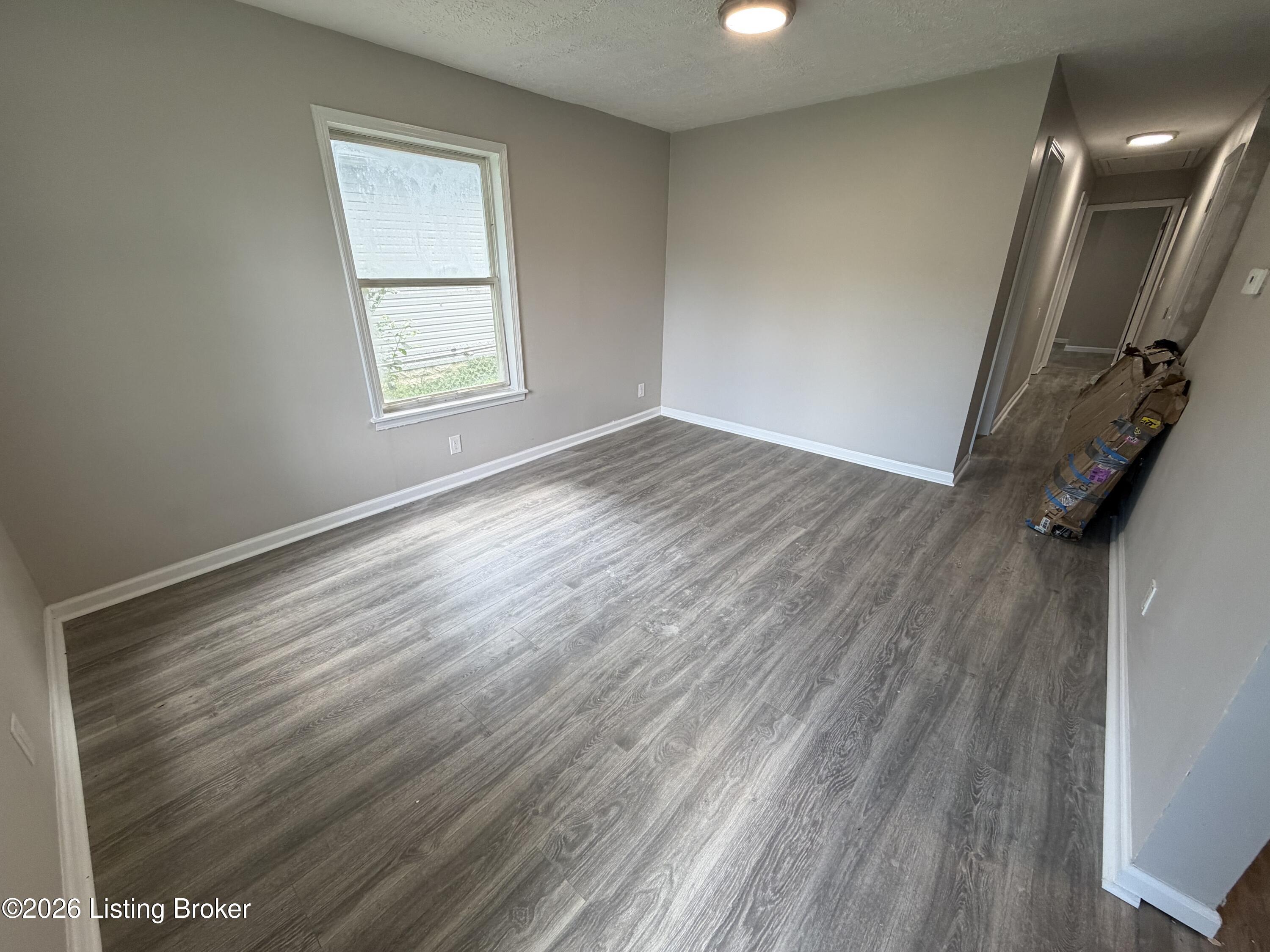 100 Boston Ct Property Photo 2