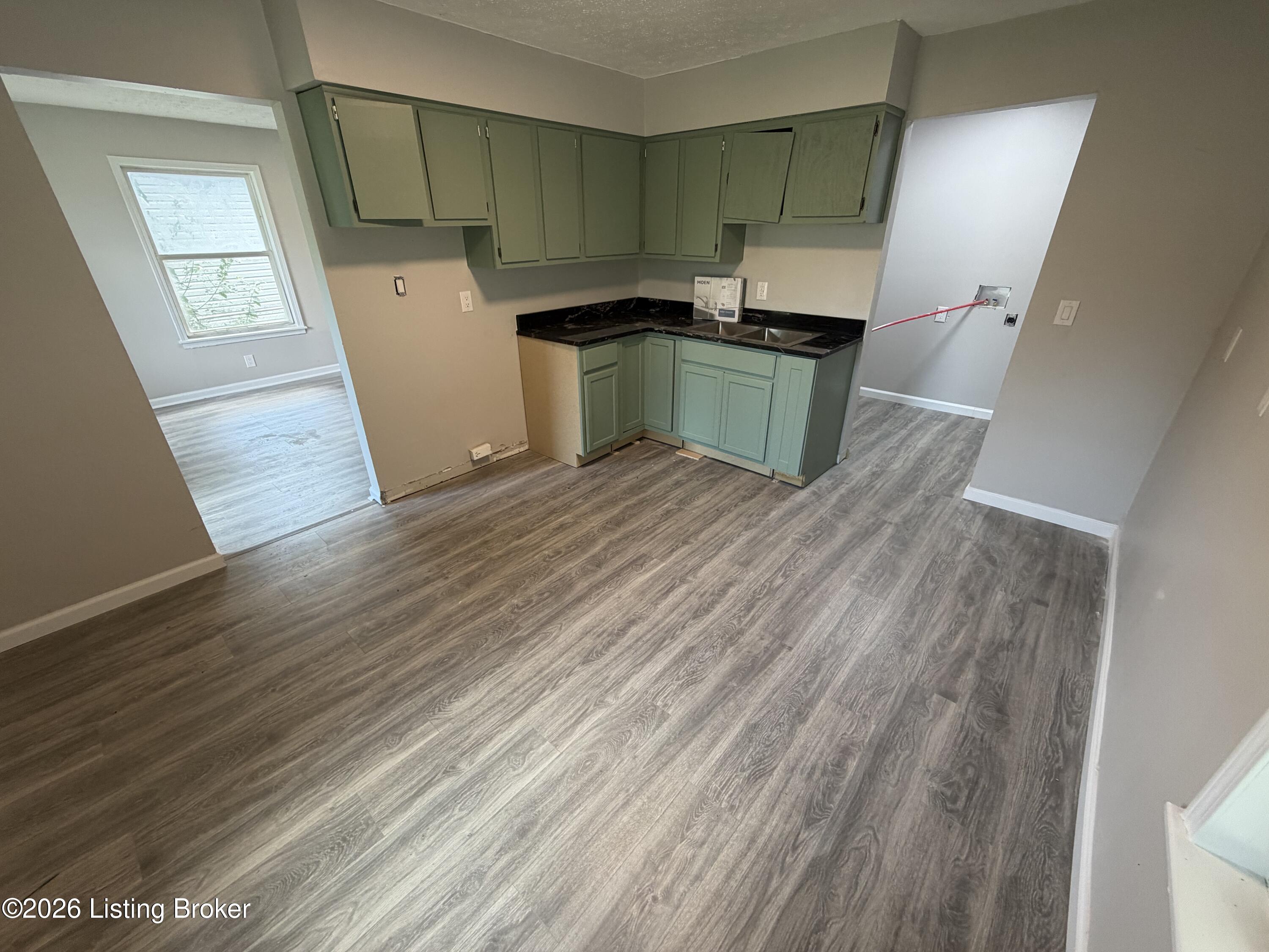 100 Boston Ct Property Photo 3
