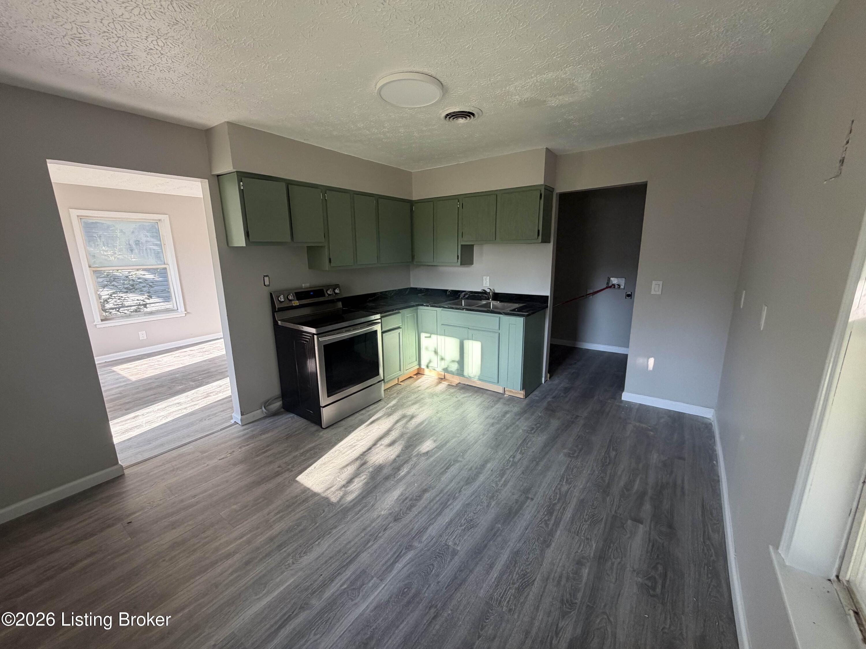 100 Boston Ct Property Photo 3