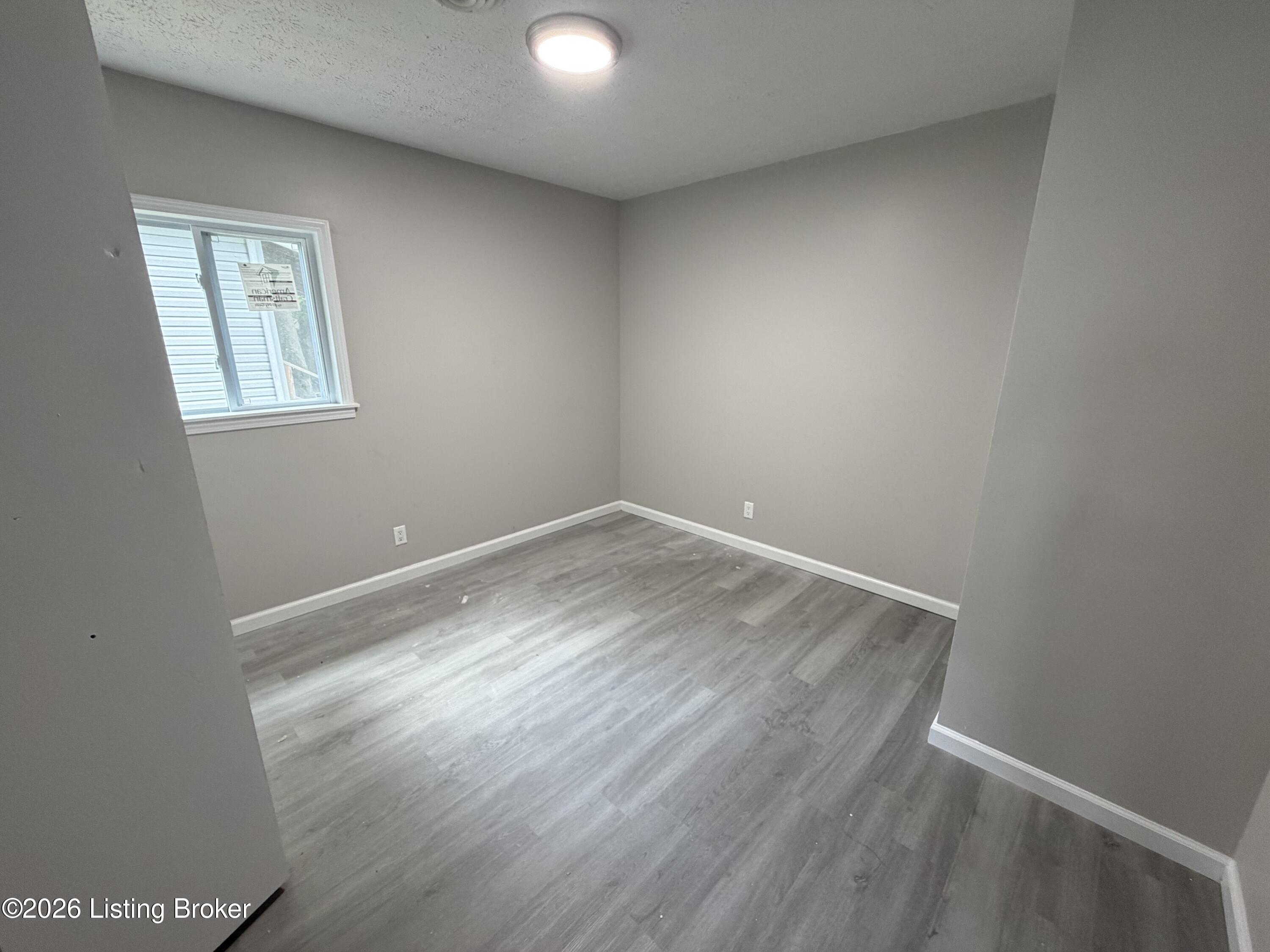 100 Boston Ct Property Photo 6
