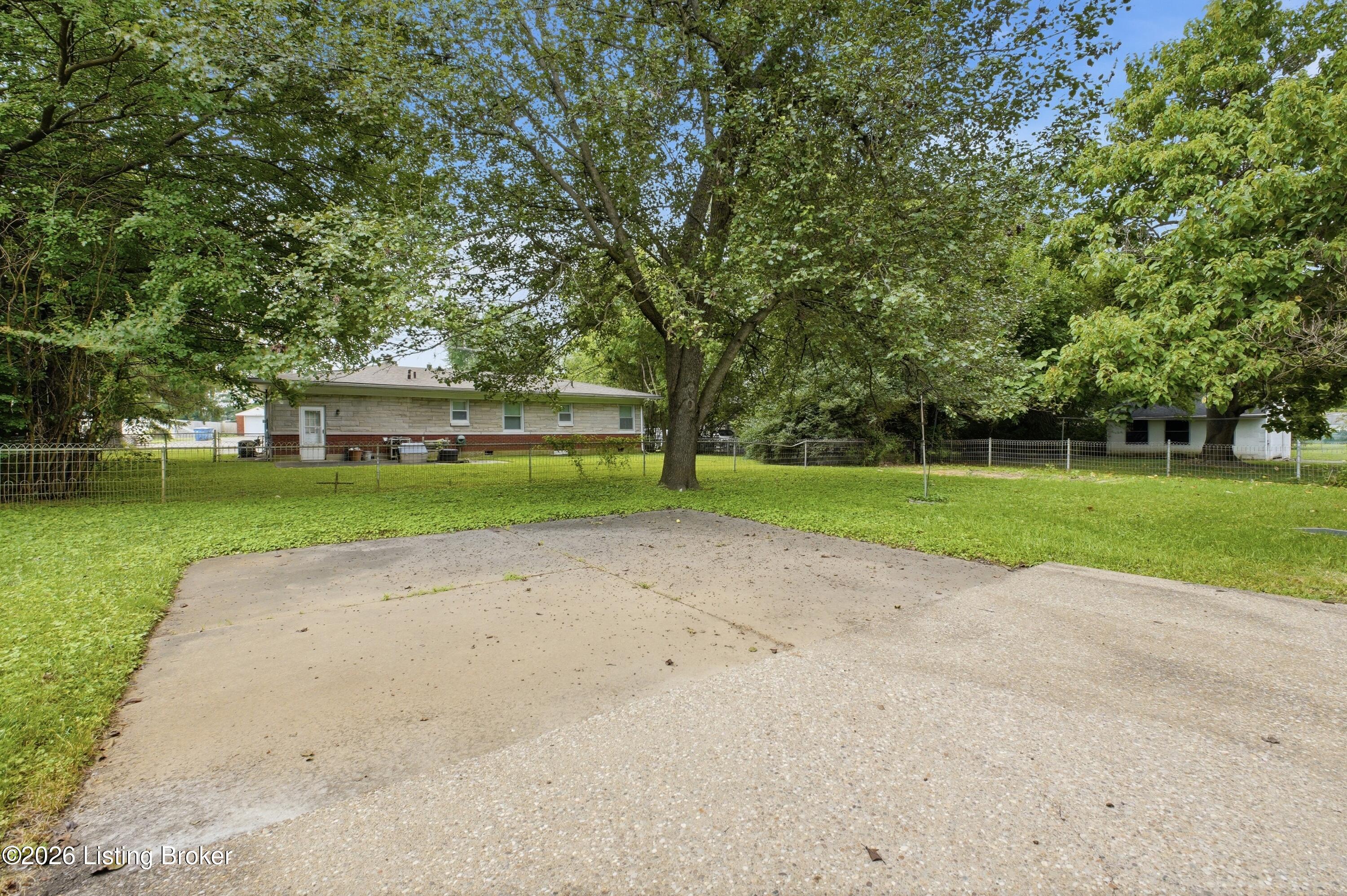 1904 Farrington Dr Property Photo 39