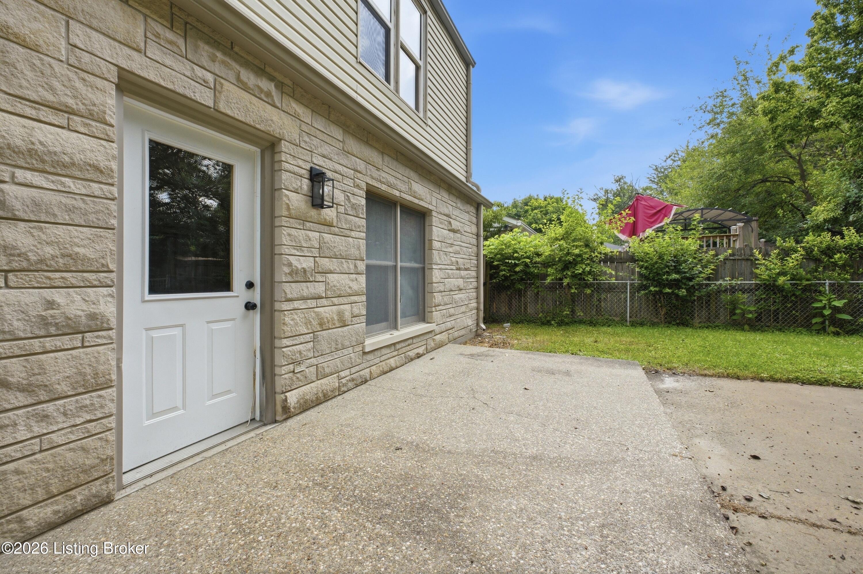 1904 Farrington Dr Property Photo 40