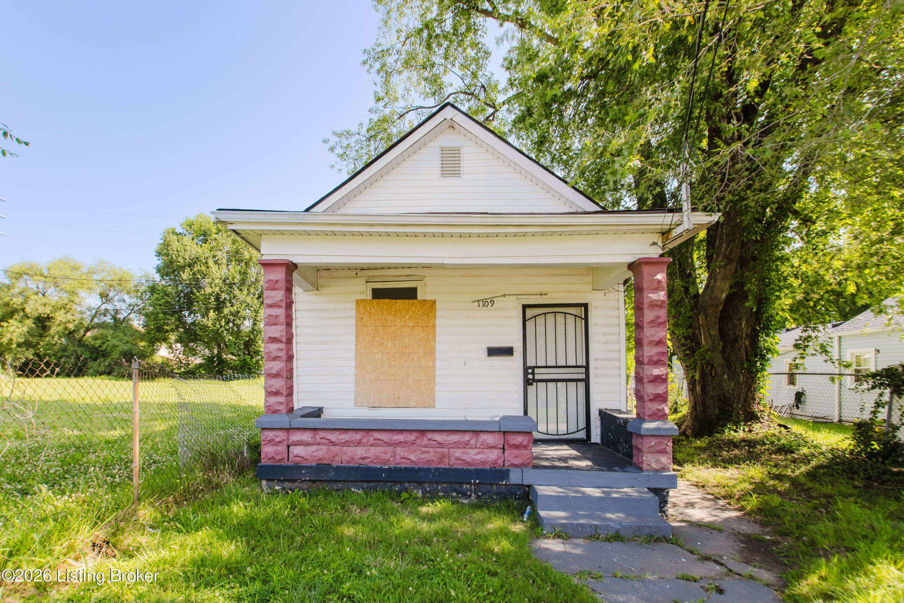 1109 W Hill St Property Photo 1