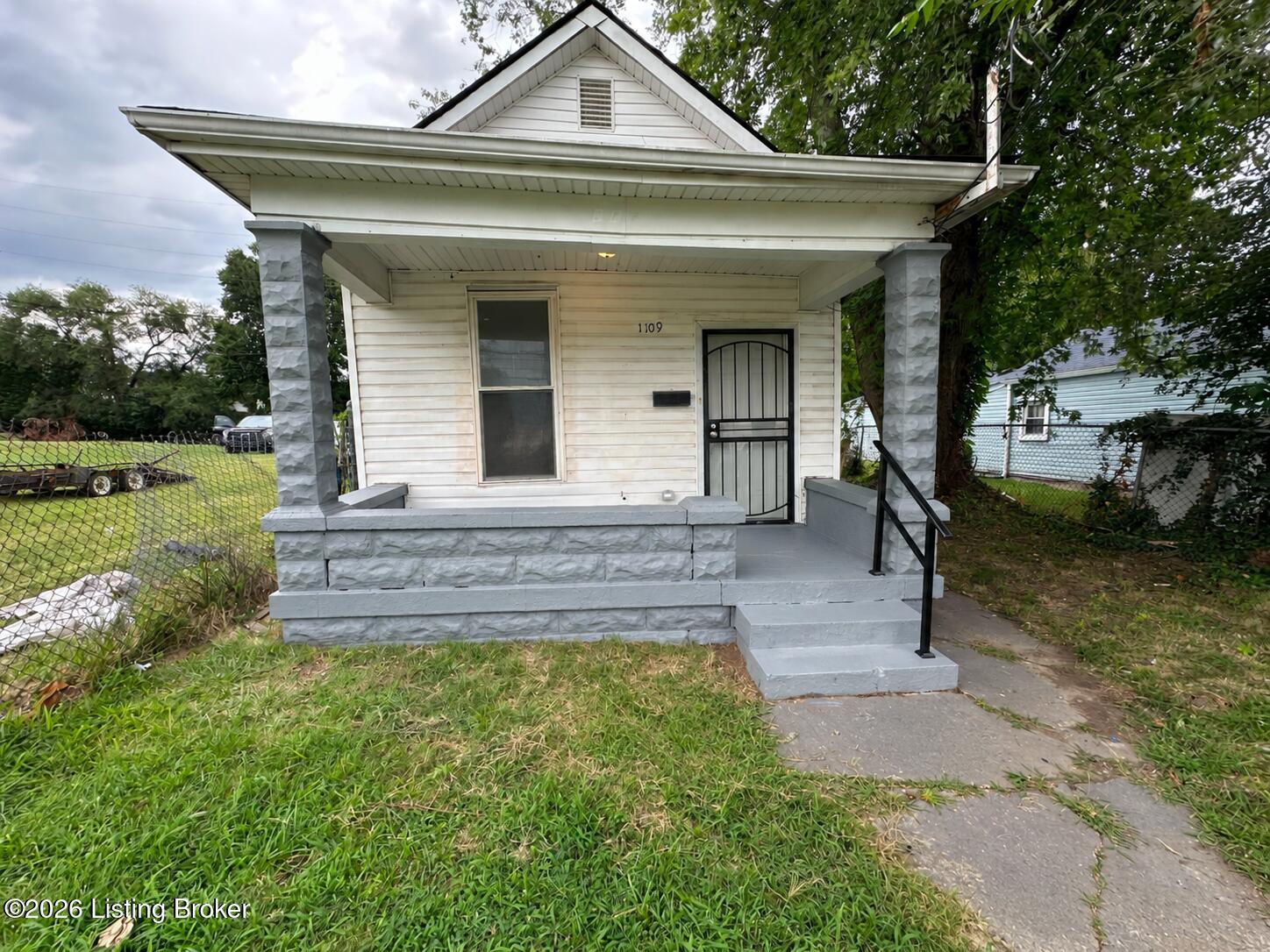 1109 W Hill St Property Photo 1