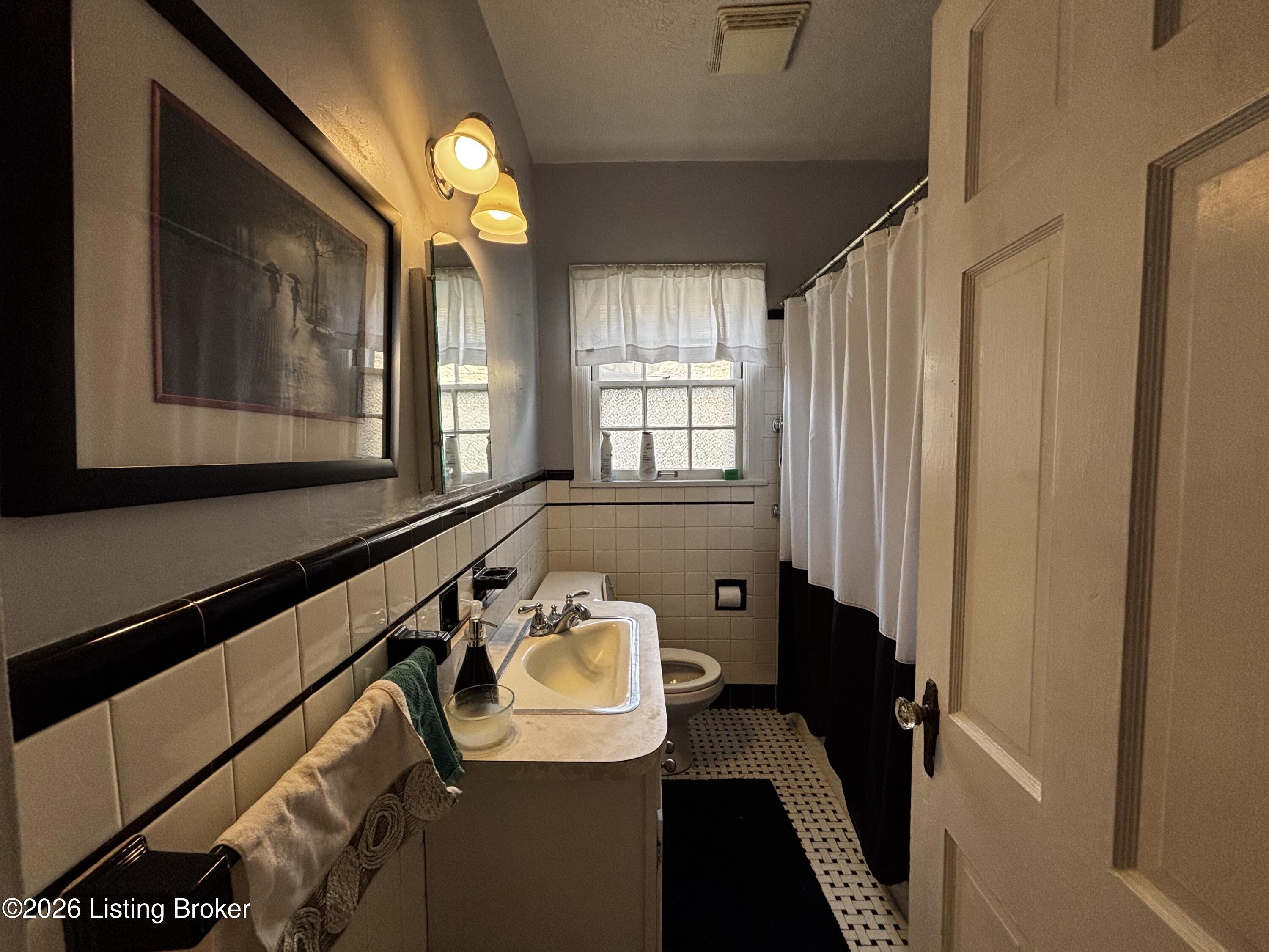 2228 Gladstone Ave Property Photo 5