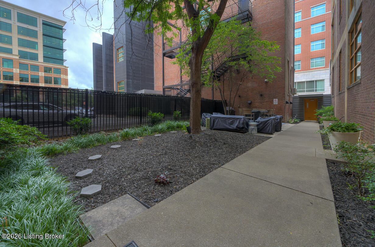309 E Market St 313 Property Photo 10