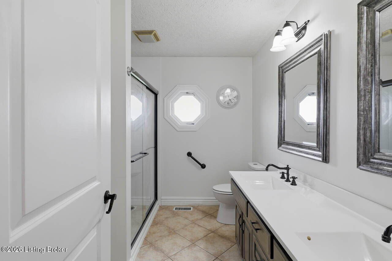 9671 Bloomfield Rd Property Photo 11