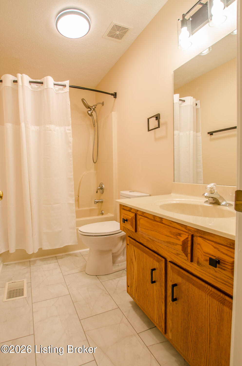 1003 Creek Pointe Dr Property Photo 17