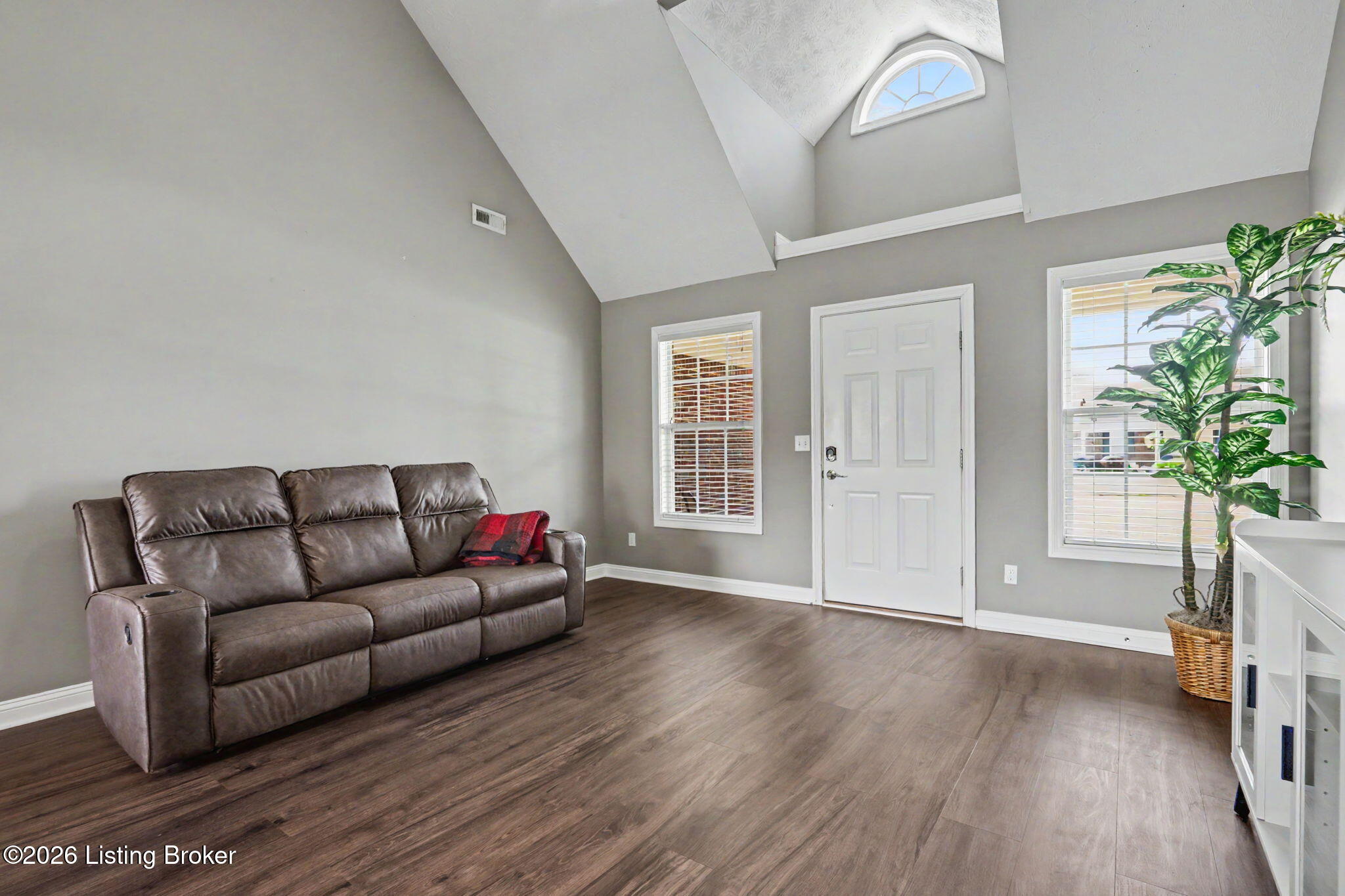 298 Eagle Feather St Property Photo 5
